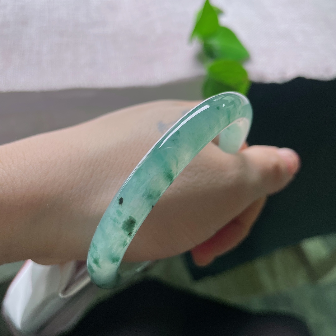 55.4/8.8，冰飘花圆条，水润，冰感好，贵气，灵动雅致，耐看，无裂，55923