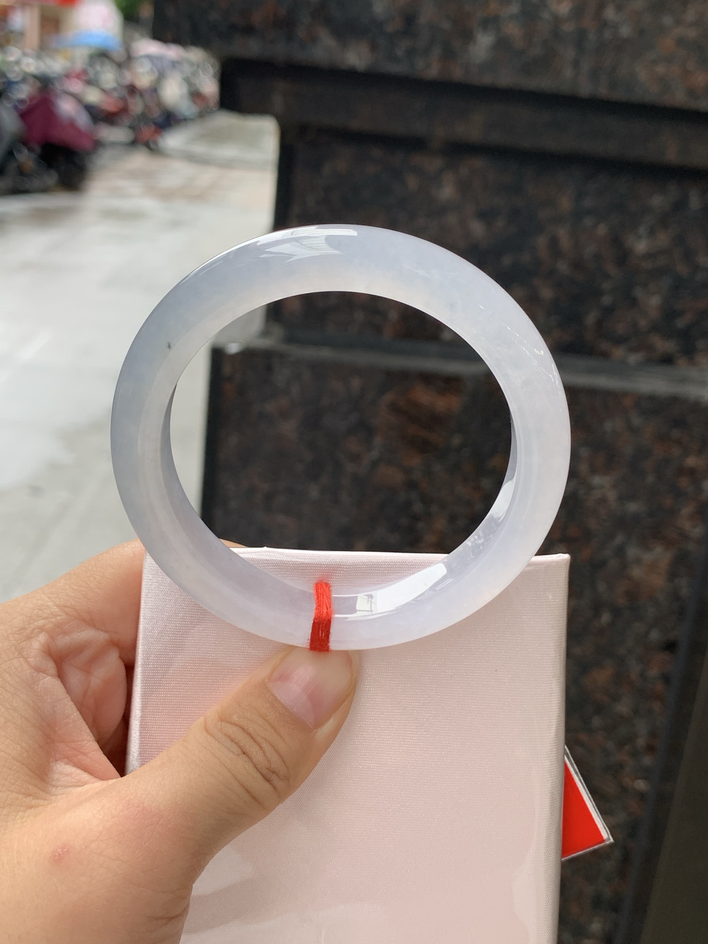 白冰正圈 56.1-10.8-8.7 0708-111-76 打灯冰晶纹，底妆冰透起光，一腕清透，简约清爽，不挑肤色年龄，给人一种清雅脱俗，天真纯美的感觉，真不愧是翡翠中的初恋，美得就像一件艺术品~
