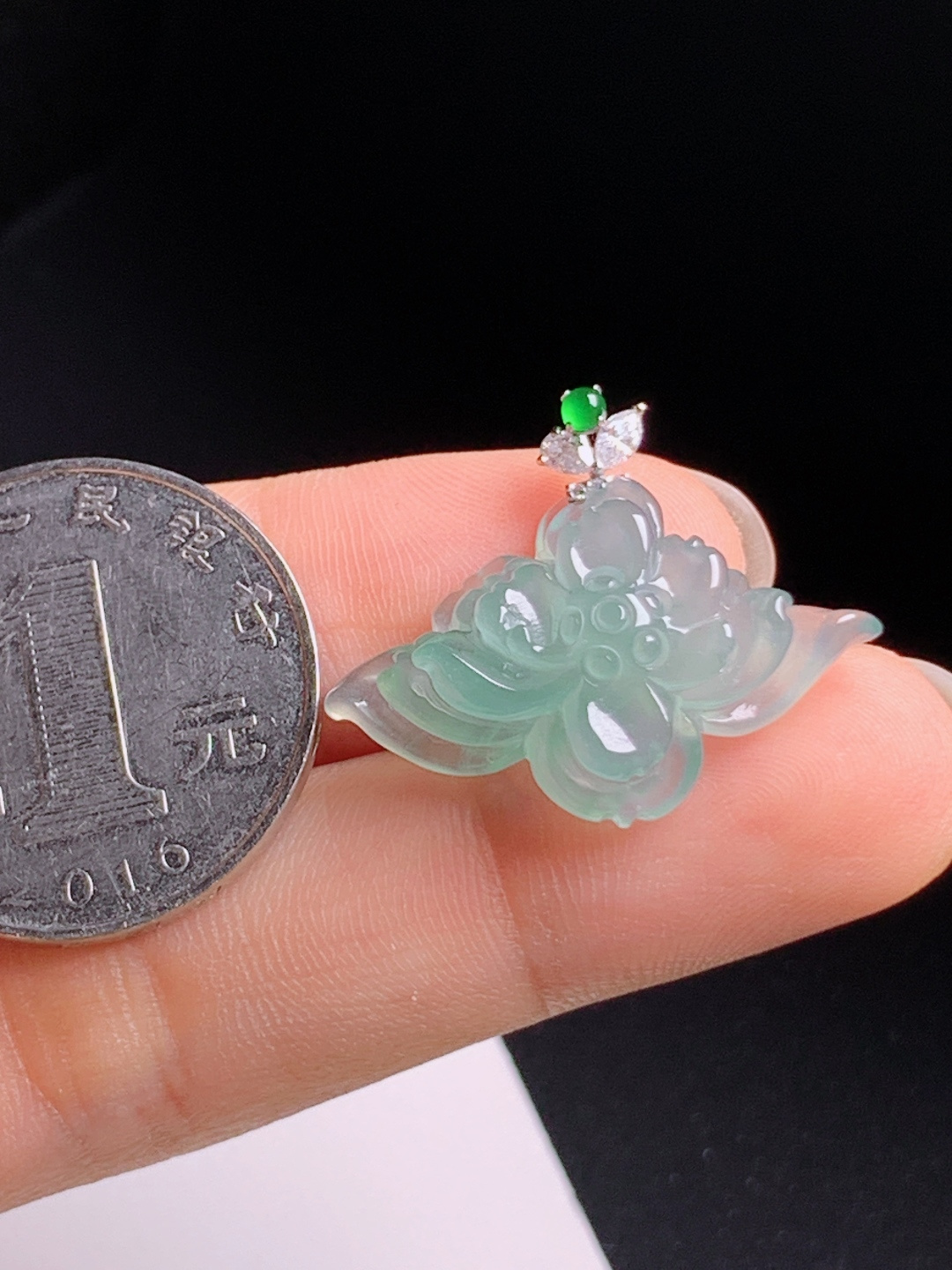冰晴莲花吊坠，玉质清透柔和，雕件灵动立体，金钻搭配清雅脱俗