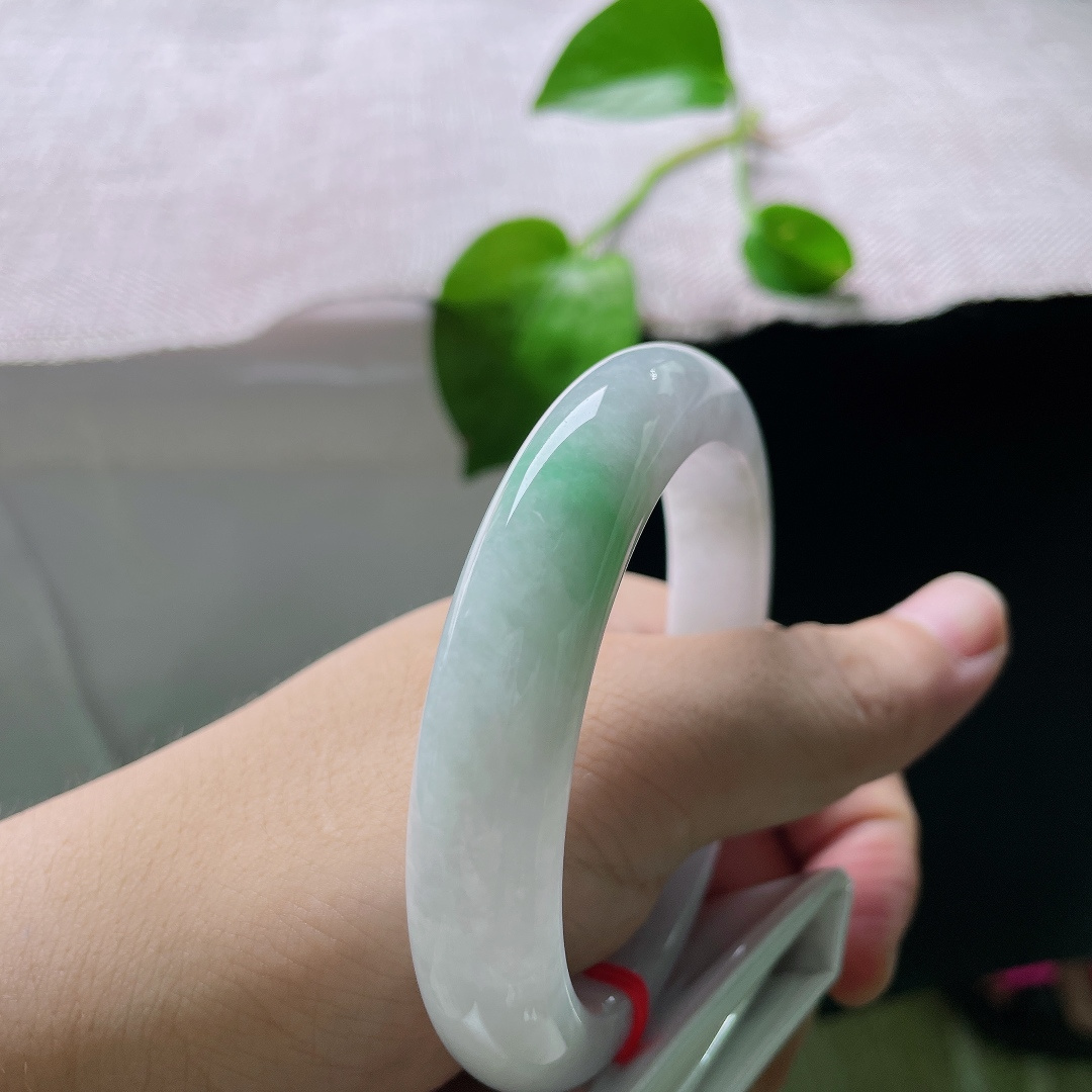 56.7/12.3/9.3，飘绿正圈，晶体纹，清润春彩玉镯，底色素雅配一抹鲜绿，简约大方自带优雅氛围感。ss55870a。