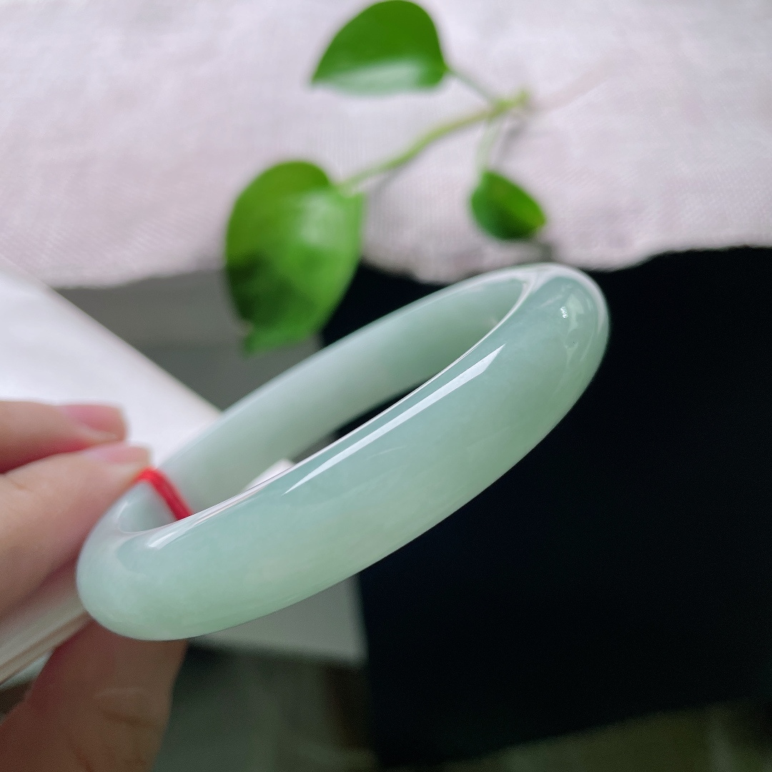 57.7/11.5/8，绿底正圈，无裂，水头温润澄澈，腕间触感清爽舒适，尽显干净温柔气质。ss55727a。