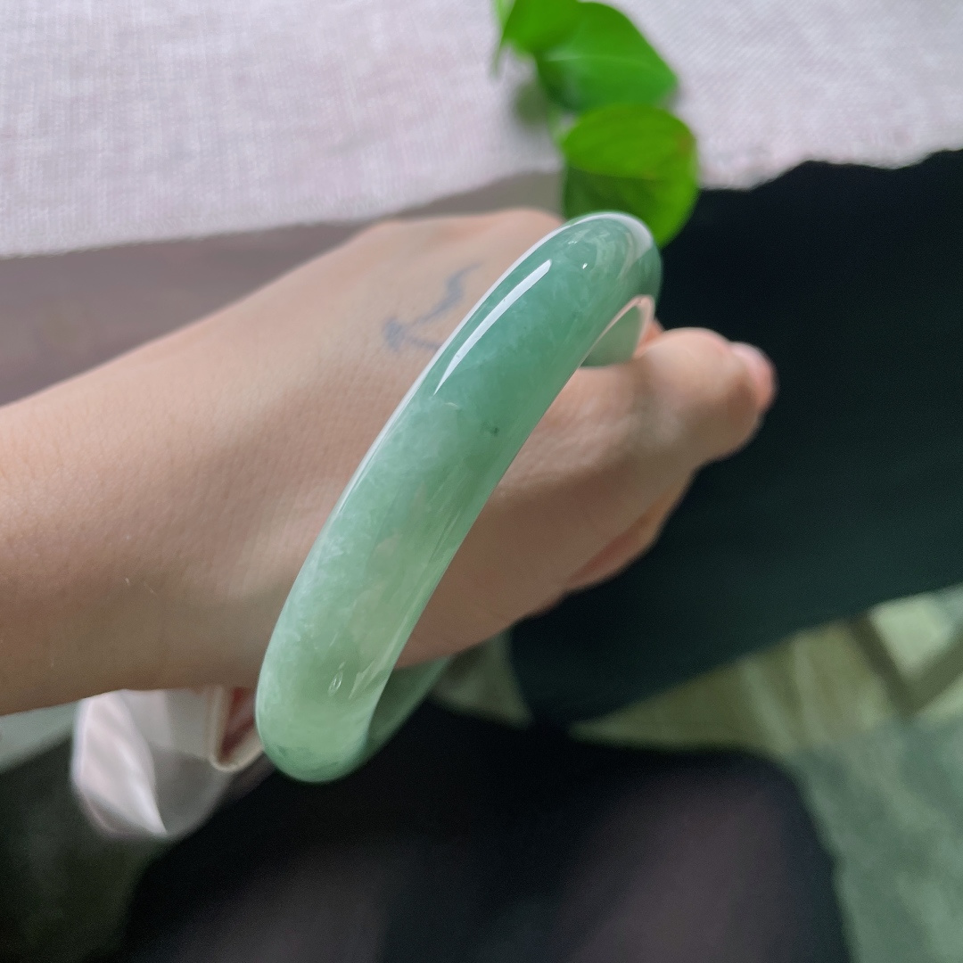 59.4/12.2/8.7，绿底正圈，晶体纹，满圈柔润湖绿飘花平安镯，清逸雅致，衬得身姿温婉优雅。ss55758a