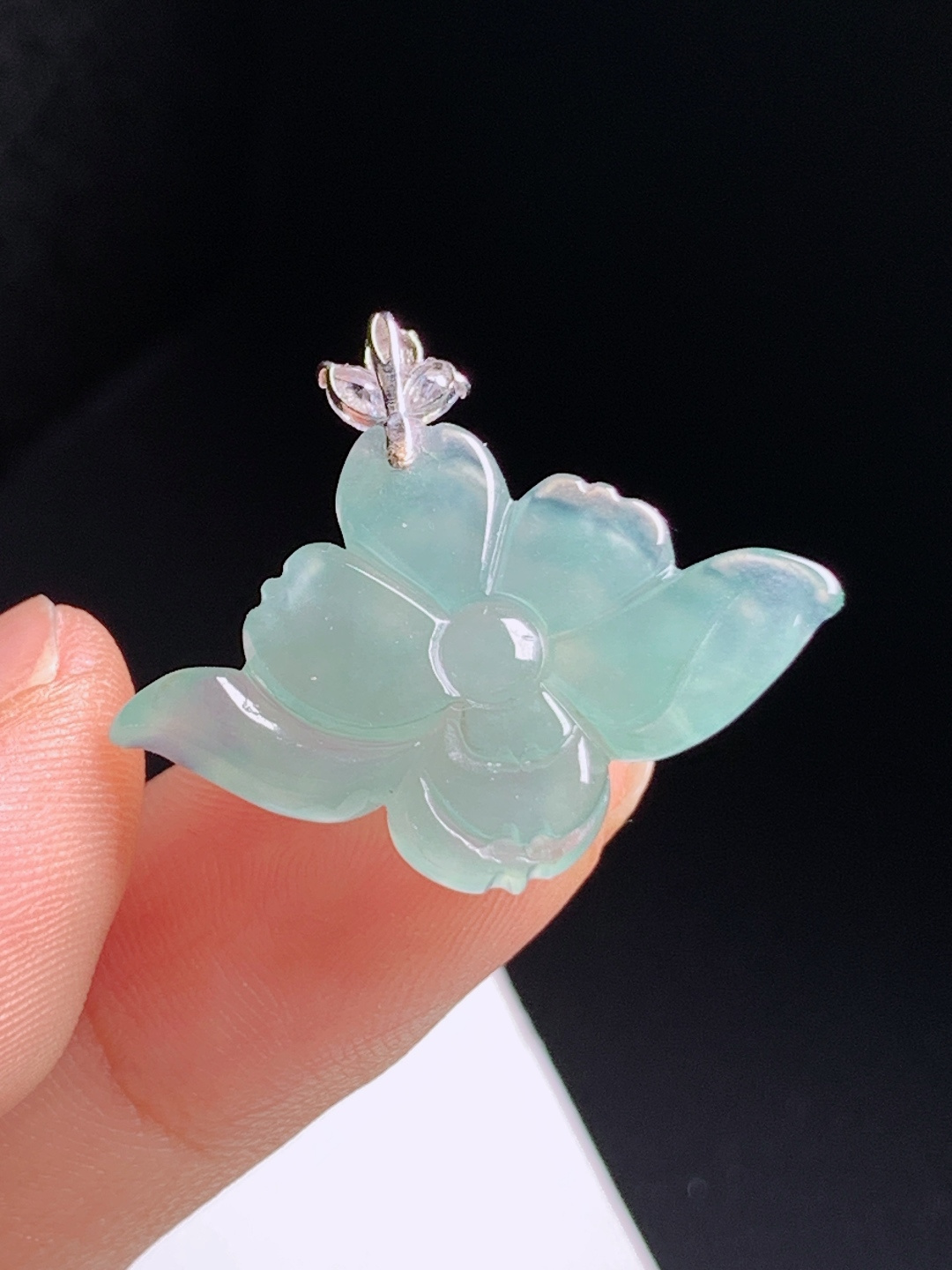 冰晴莲花吊坠，玉质清透柔和，雕件灵动立体，金钻搭配清雅脱俗
