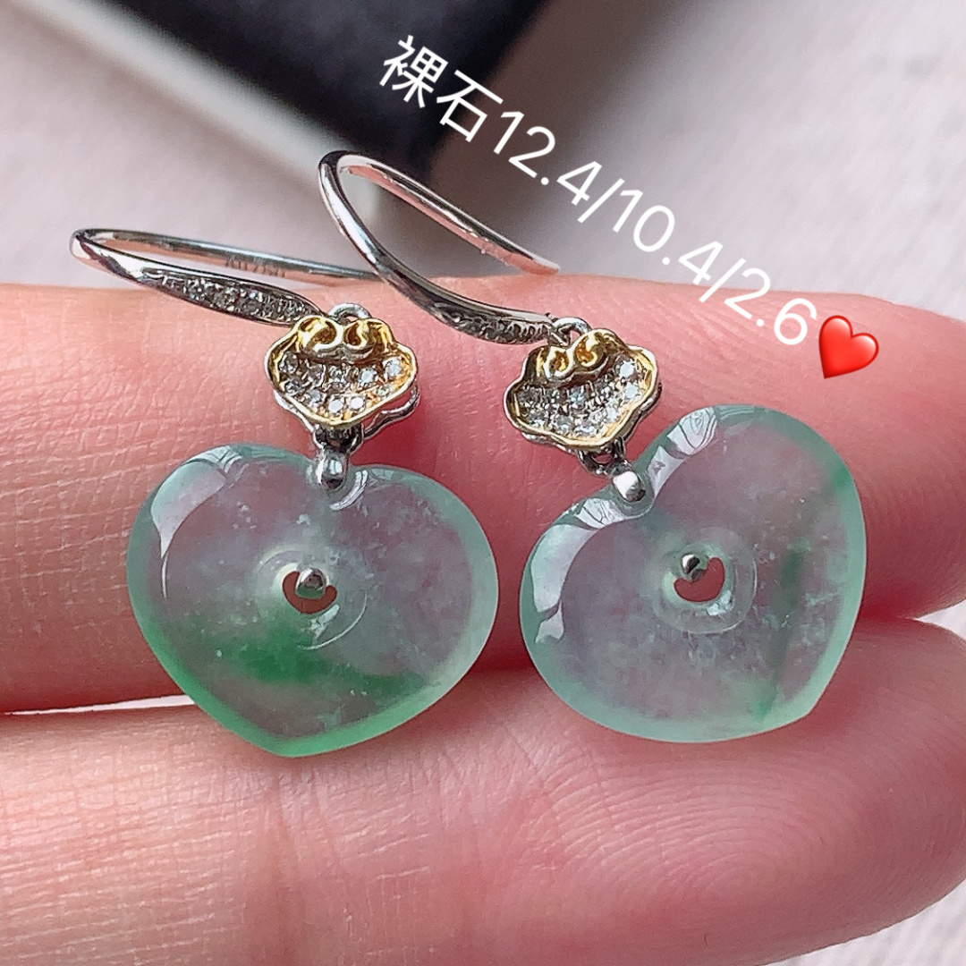 冰飘绿桃心耳坠种老水润，底子细腻，佩戴简单大方，12.4-10.4-2.6