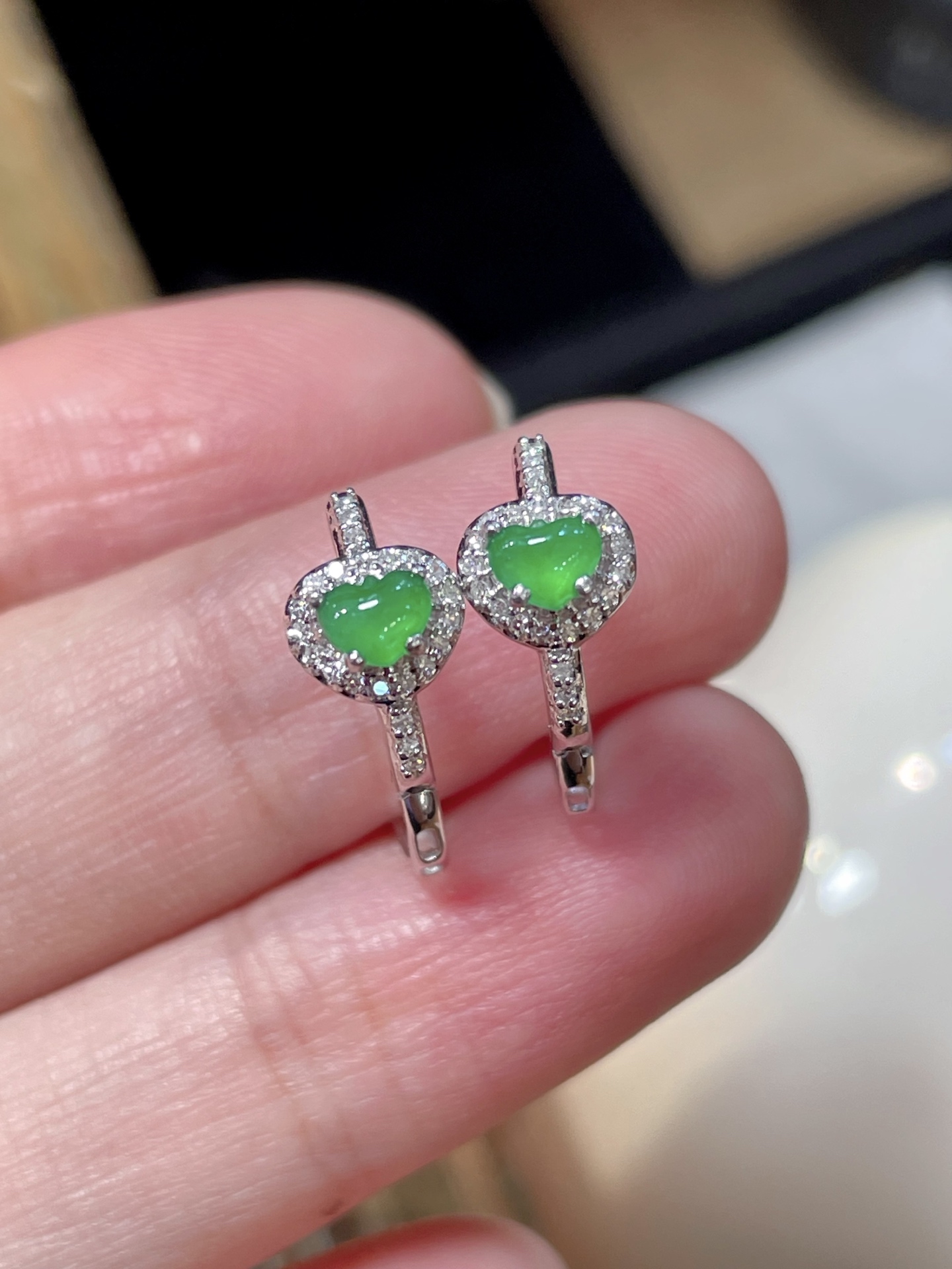 ️ 性比 精品阳绿翡翠爱心耳钉，爱意满满 18k真金真钻镶嵌，料子干净起光 精品质量，佩戴时尚优雅，3.4-4-2