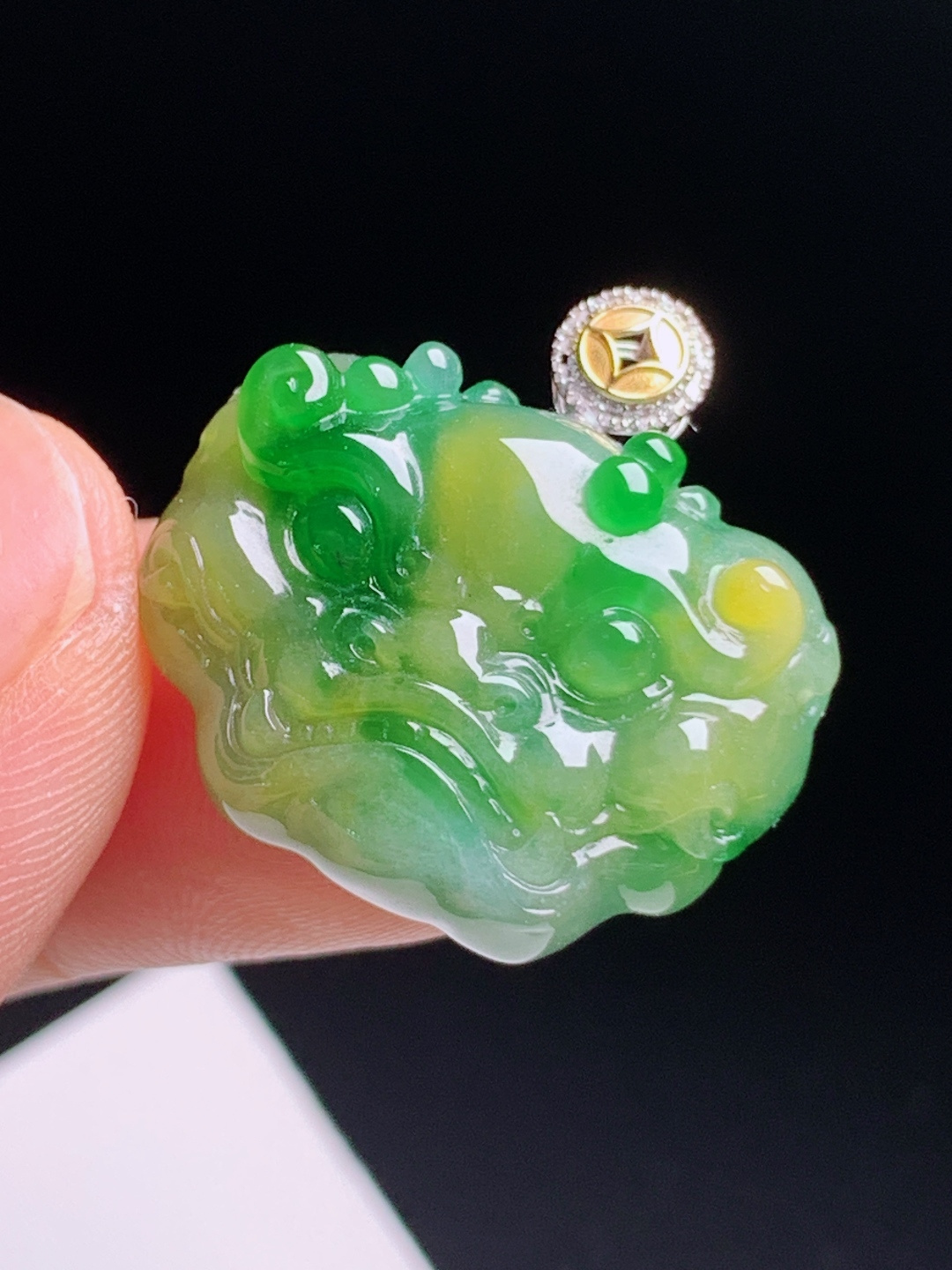 黄加绿瑞兽吊坠，色泽浓郁丰富，雕刻立体生动，金钻搭配精致大气