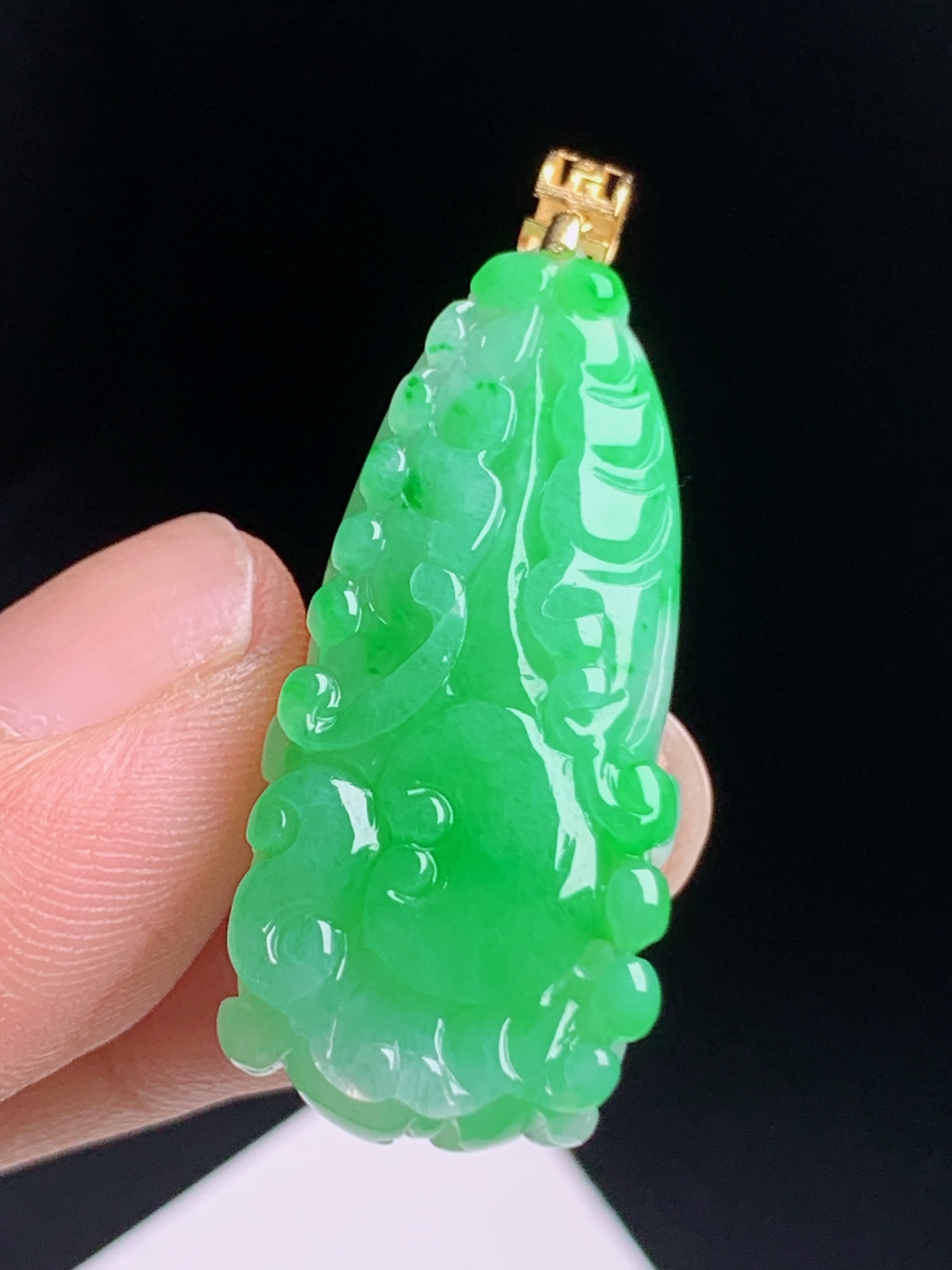正阳绿白菜吊坠，胶感十足水头通透，雕工立体精致，福气满满 03