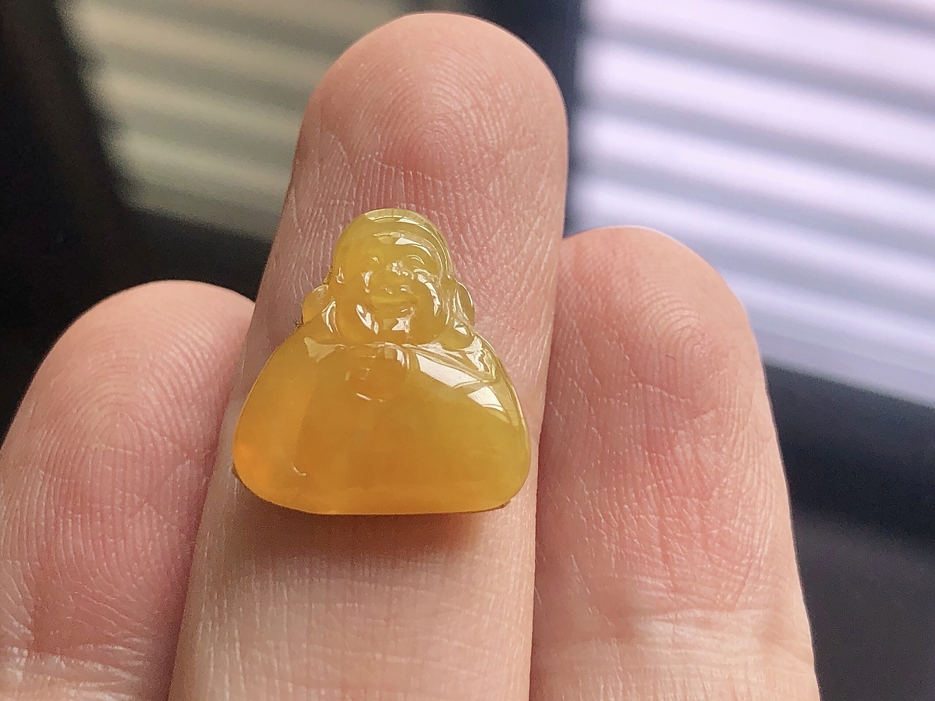 ️ 黄翡财神， 色泽极美，通透水润，夺目迷人，雕工精湛，面相慈祥大气，品相，无裂，尺寸15.7*14.2*4.5