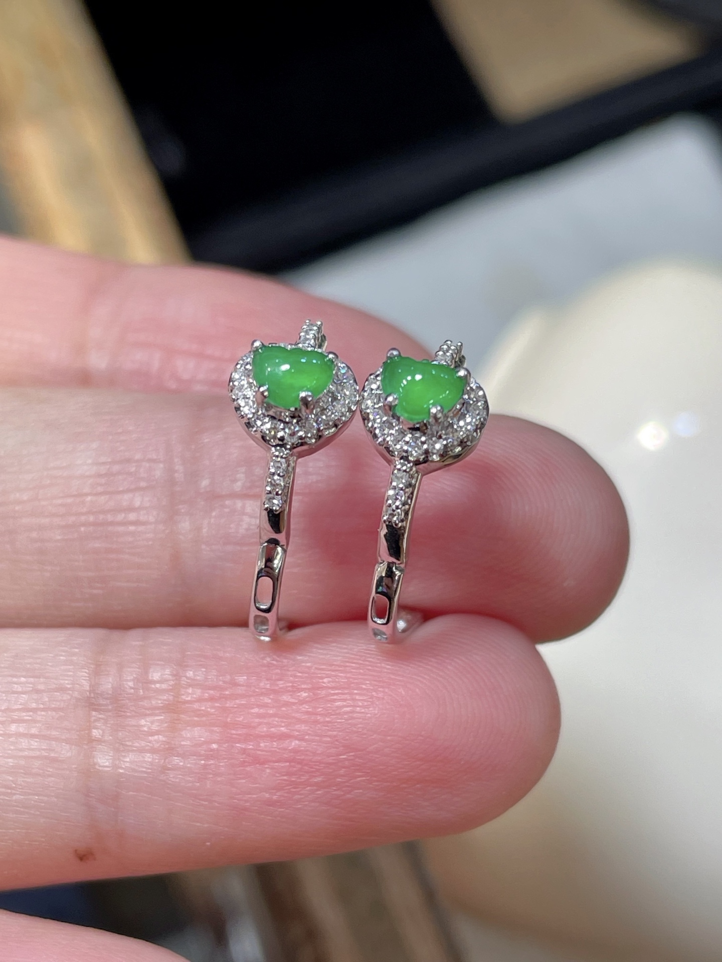 ️ 性比 精品阳绿翡翠爱心耳钉，爱意满满 18k真金真钻镶嵌，料子干净起光 精品质量，佩戴时尚优雅，3.4-4-2
