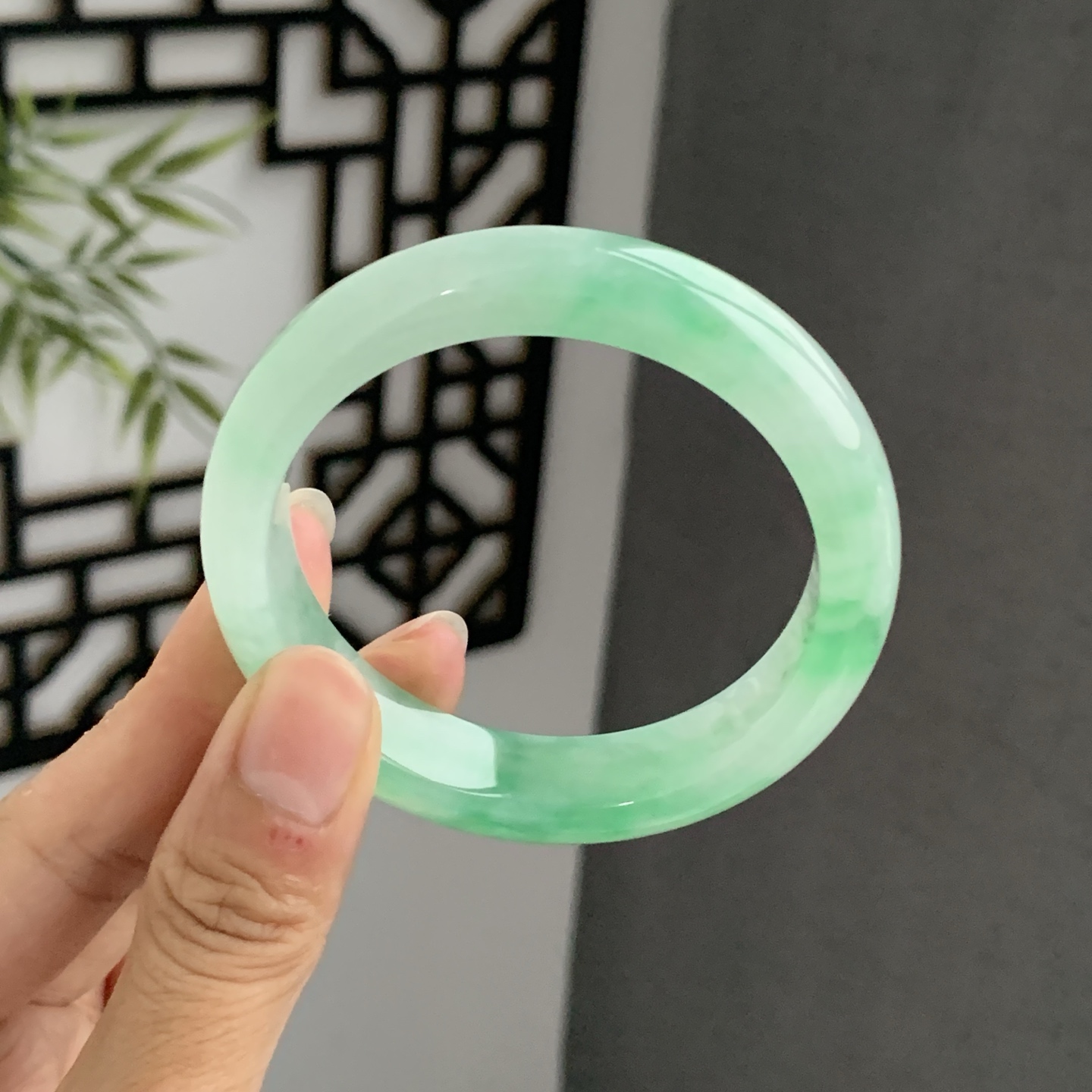 070736WJ 飘绿正圈翡翠手镯 54.8-13.3-8.2
