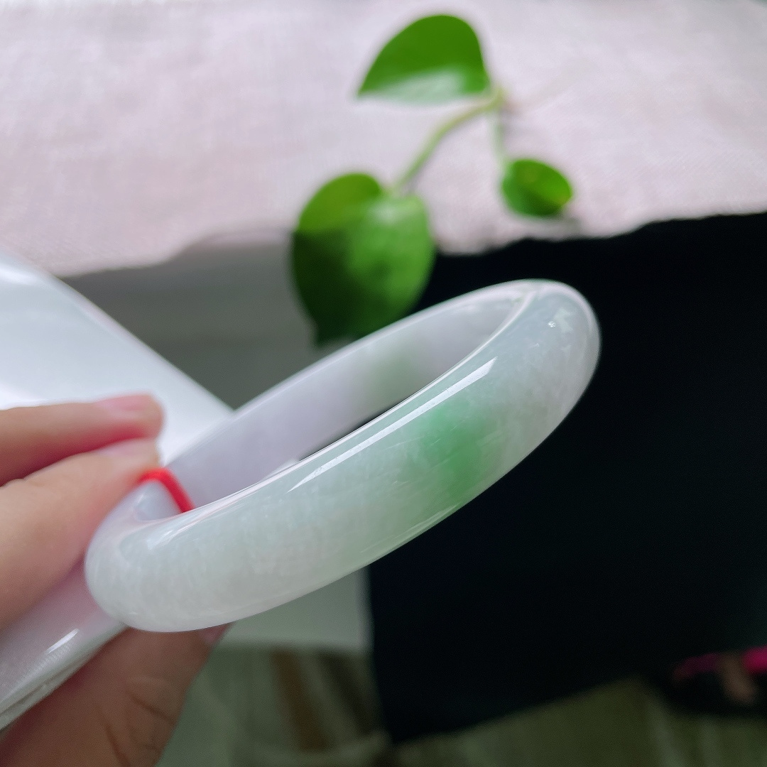 56.7/12.3/9.3，飘绿正圈，晶体纹，清润春彩玉镯，底色素雅配一抹鲜绿，简约大方自带优雅氛围感。ss55870a。