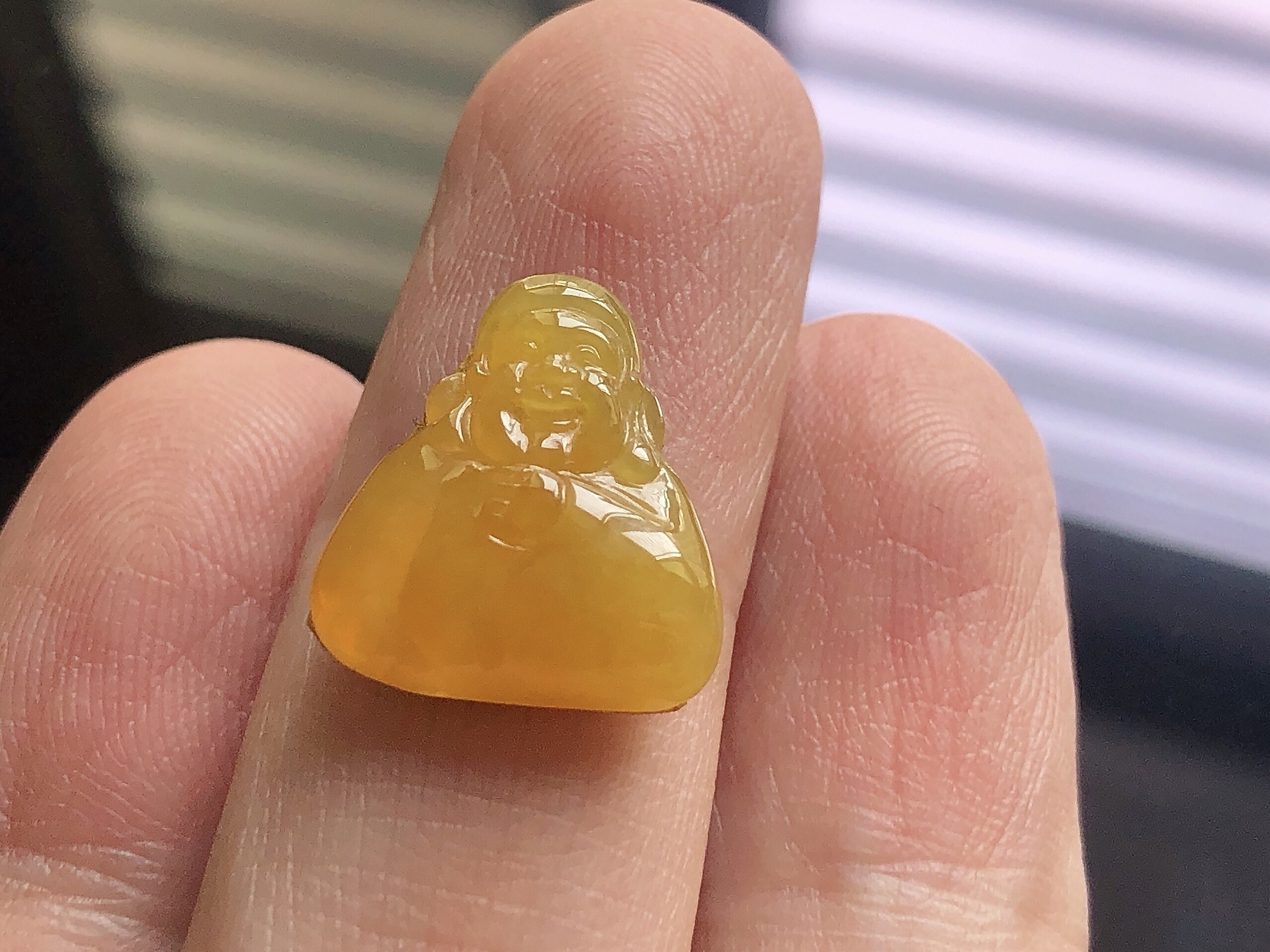 ️ 黄翡财神， 色泽极美，通透水润，夺目迷人，雕工精湛，面相慈祥大气，品相，无裂，尺寸15.7*14.2*4.5