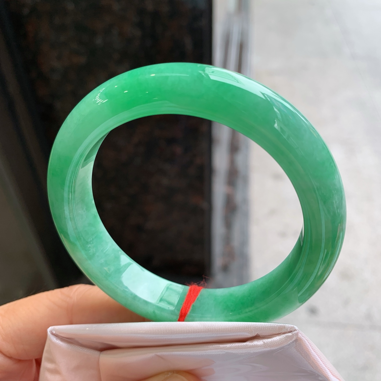 正圈飘绿 微细纹 尺寸：57/12.4/9.4 色好