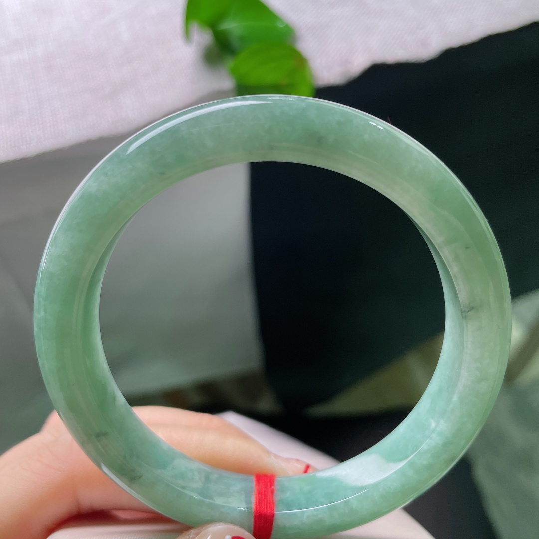 59.4/12.2/8.7，绿底正圈，晶体纹，满圈柔润湖绿飘花平安镯，清逸雅致，衬得身姿温婉优雅。ss55758a