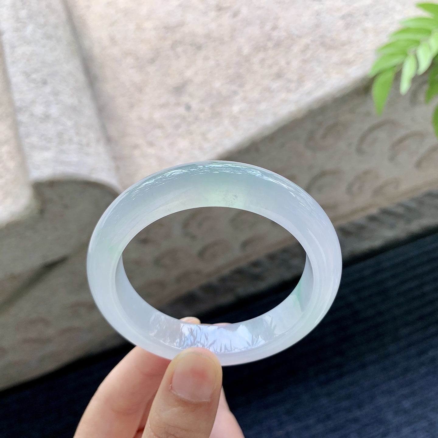 正圈52 53 圈口52/12.4/8.5 编码BA071073 描述糯冰飘飘绿，水润，种老，细腻，打灯有絮线