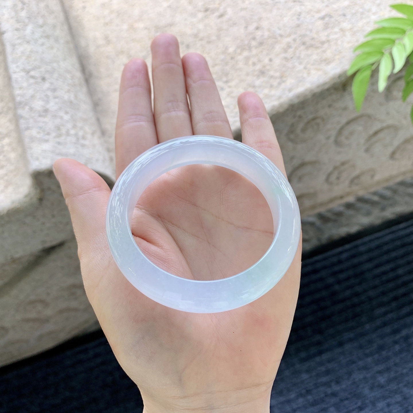 正圈52 53 圈口52/12.4/8.5 编码BA071073 描述糯冰飘飘绿，水润，种老，细腻，打灯有絮线