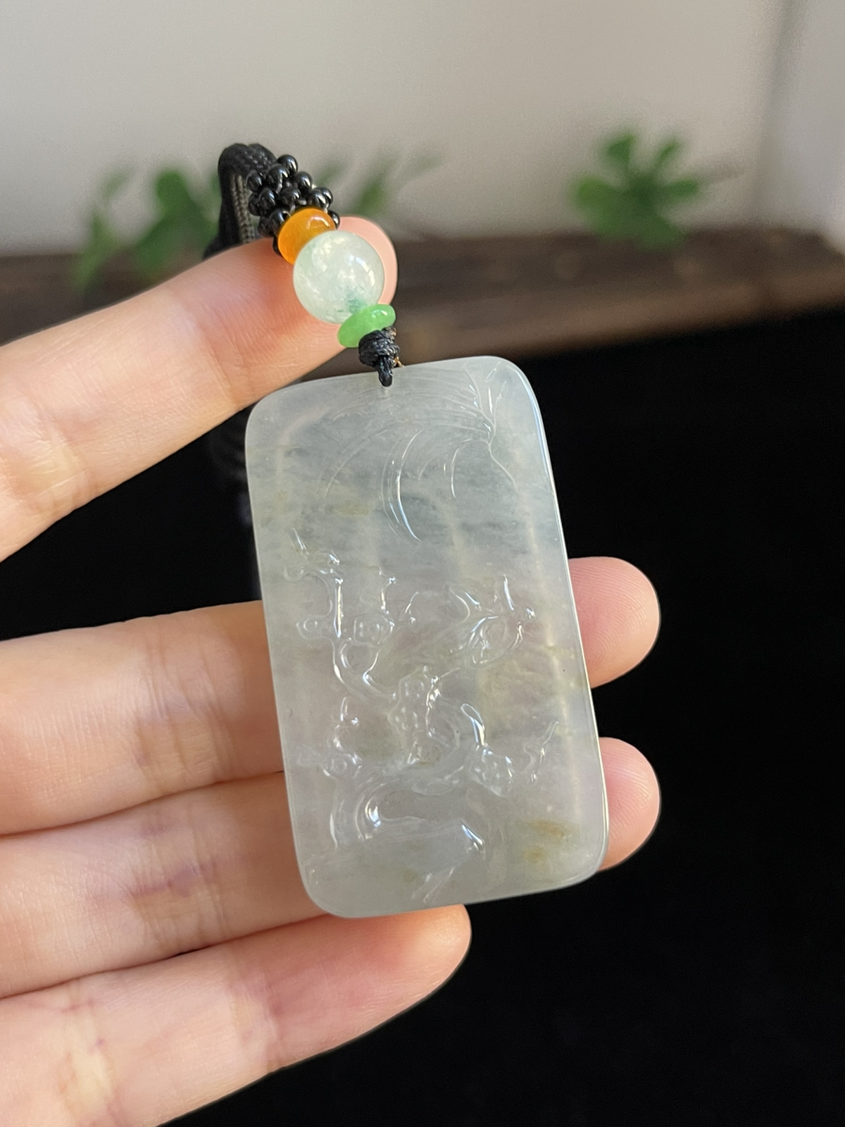 翡翠冰糯种淡黄色吊坠，配珠未测