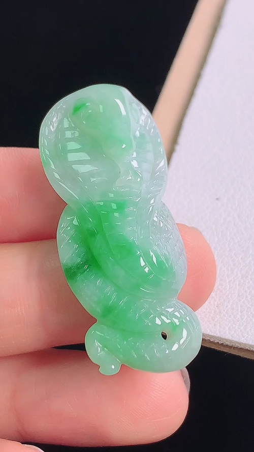 ️冰飘绿蛇牌，无裂，尺寸:36.9-16.7-10.2mm