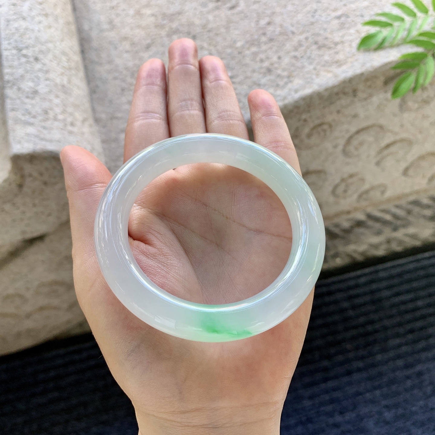 圆条54 55，冰糯飘阳绿，水润，种老，细腻，打灯有絮线