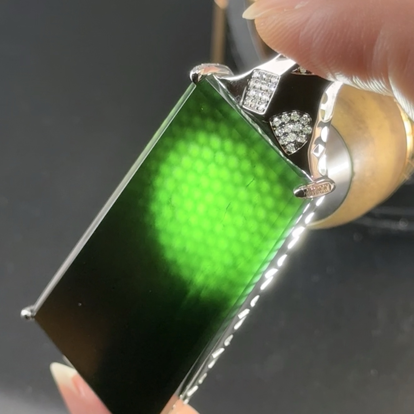 精品18k墨翠无事牌 种好色正 黑度极好 打灯通透 油性十足，58.3-25-8.2