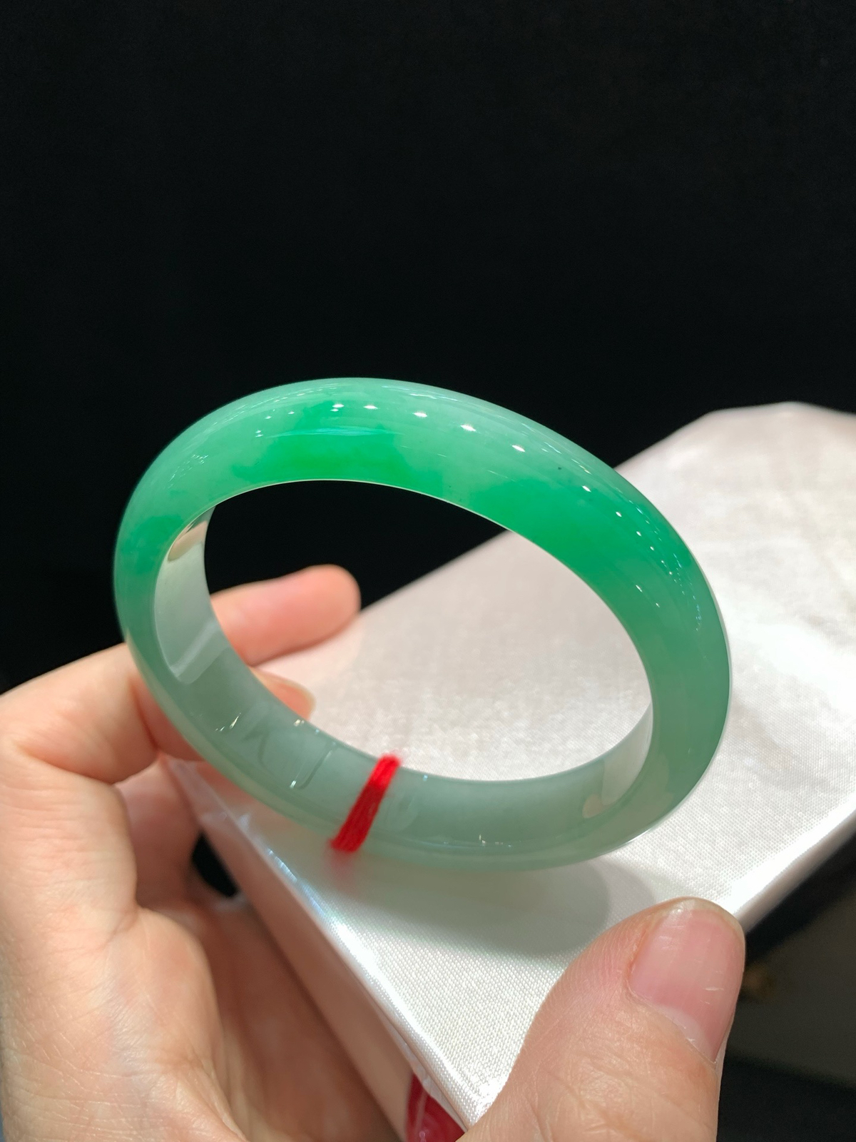 尺寸53.3/12.1/7.3，带色贵妃手镯
水润细腻 有种有色