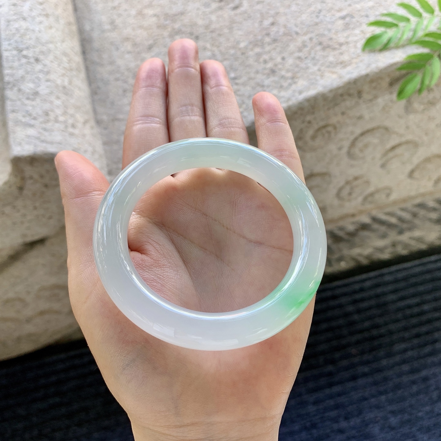 圆条54 55，冰糯飘阳绿，水润，种老，细腻，打灯有絮线