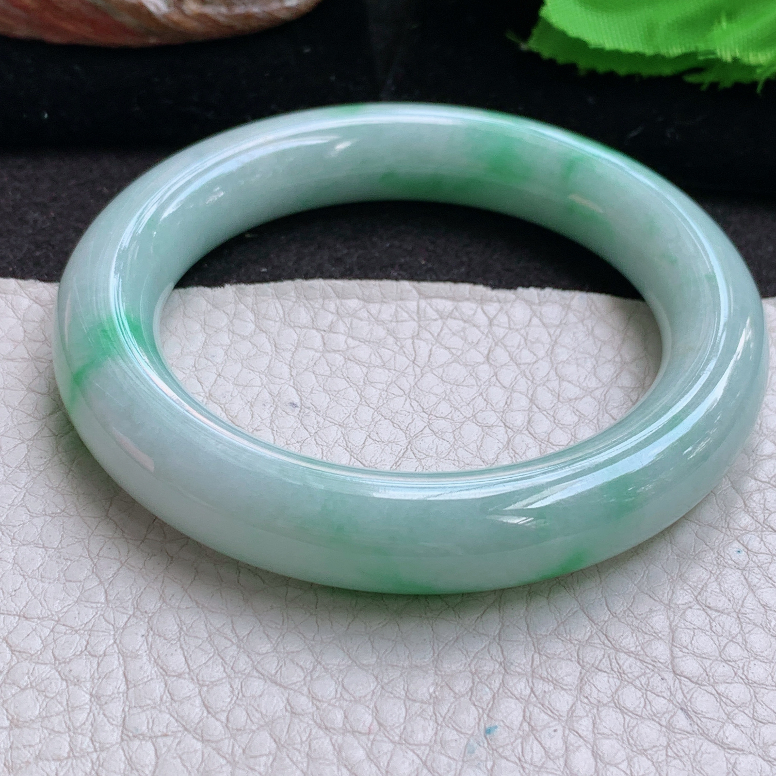 js实拍57*12胖圆镯 缅甸翡翠a货玉手镯高品质飘绿大气圆条玉手环