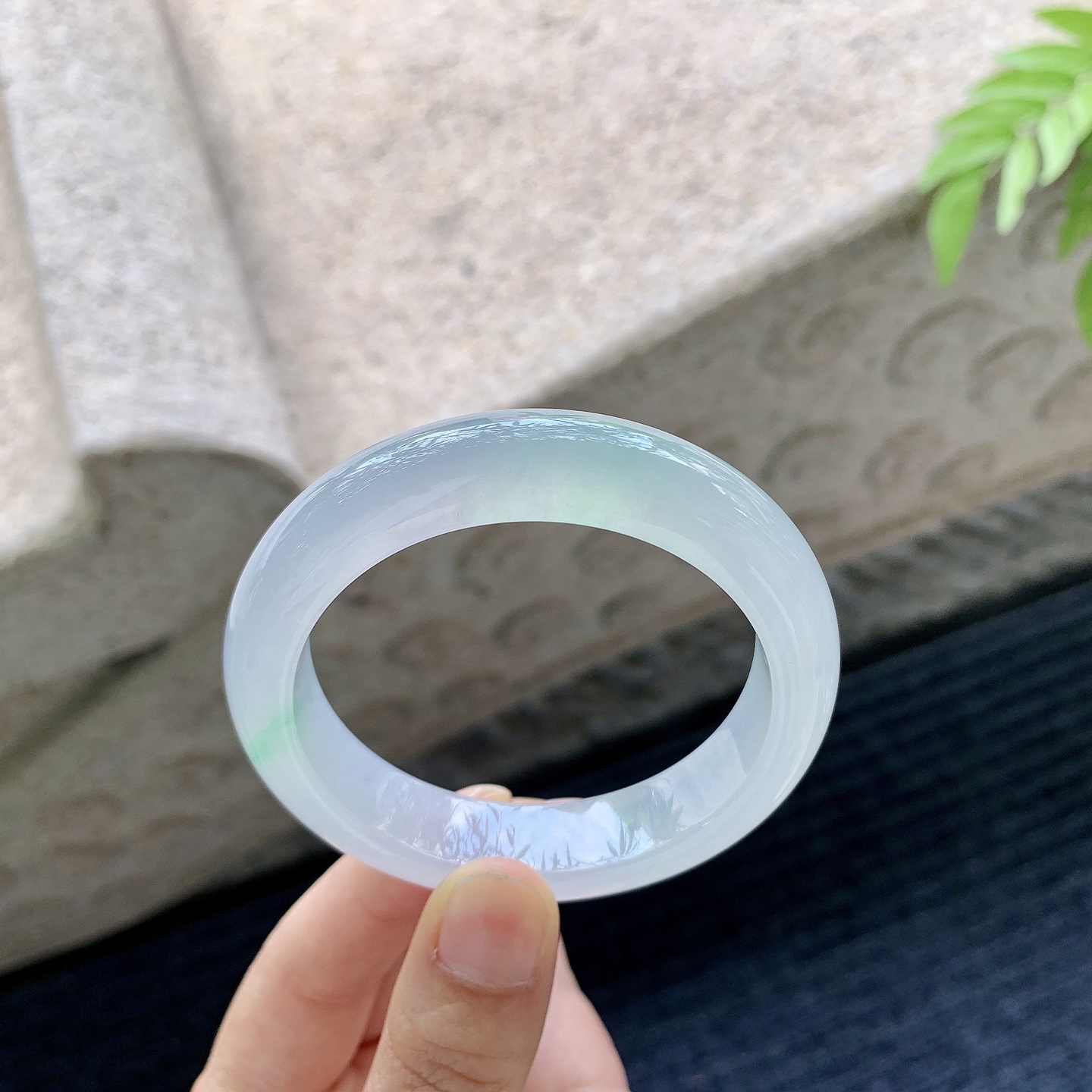 正圈52 53 圈口52/12.4/8.5 编码BA071073 描述糯冰飘飘绿，水润，种老，细腻，打灯有絮线