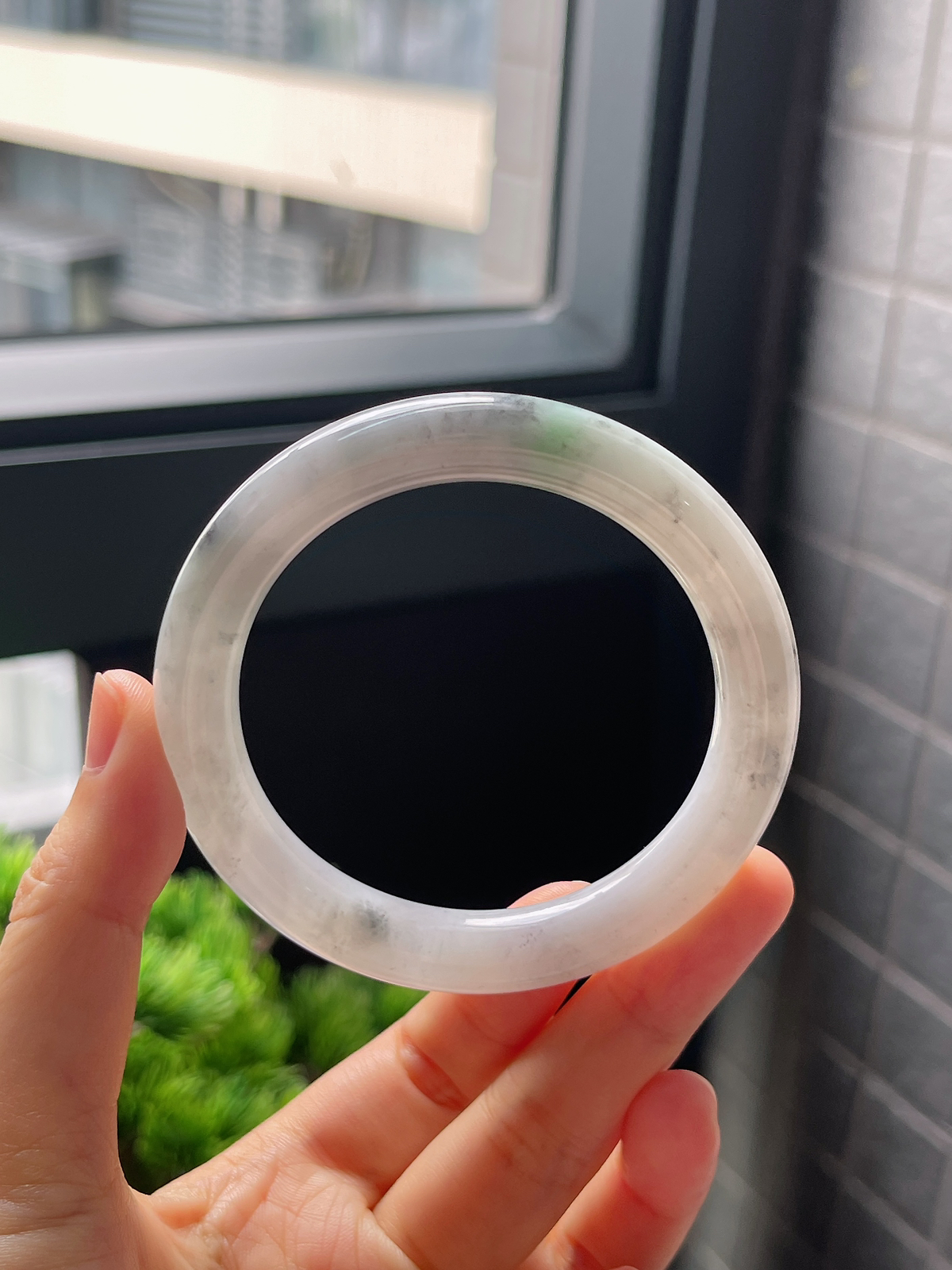 圈口53.4，糯化种飘绿乌鸡翡翠圆条手镯