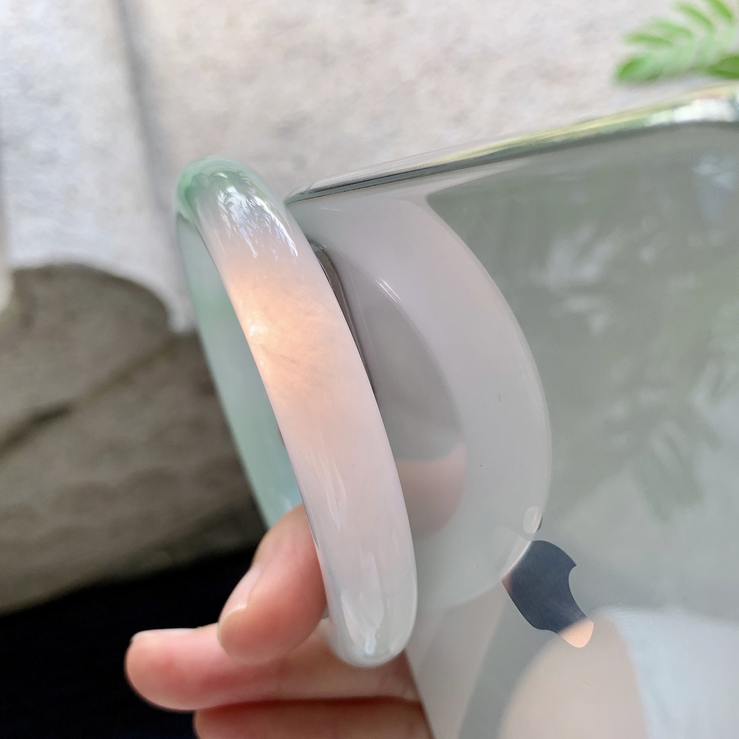 圆条54 55，冰糯飘阳绿，水润，种老，细腻，打灯有絮线