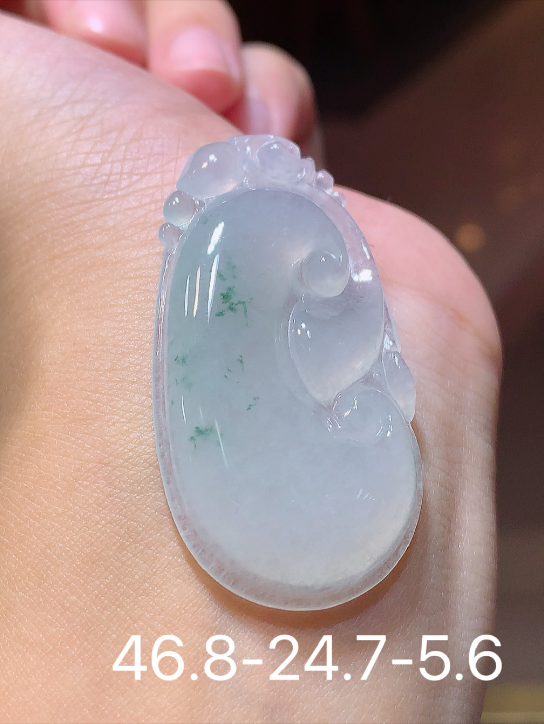 冰飘花如意挂件。种老水润细腻，饱满冰胶，飘花灵动，佩戴精致大气 货号06707，46.8-24.7-