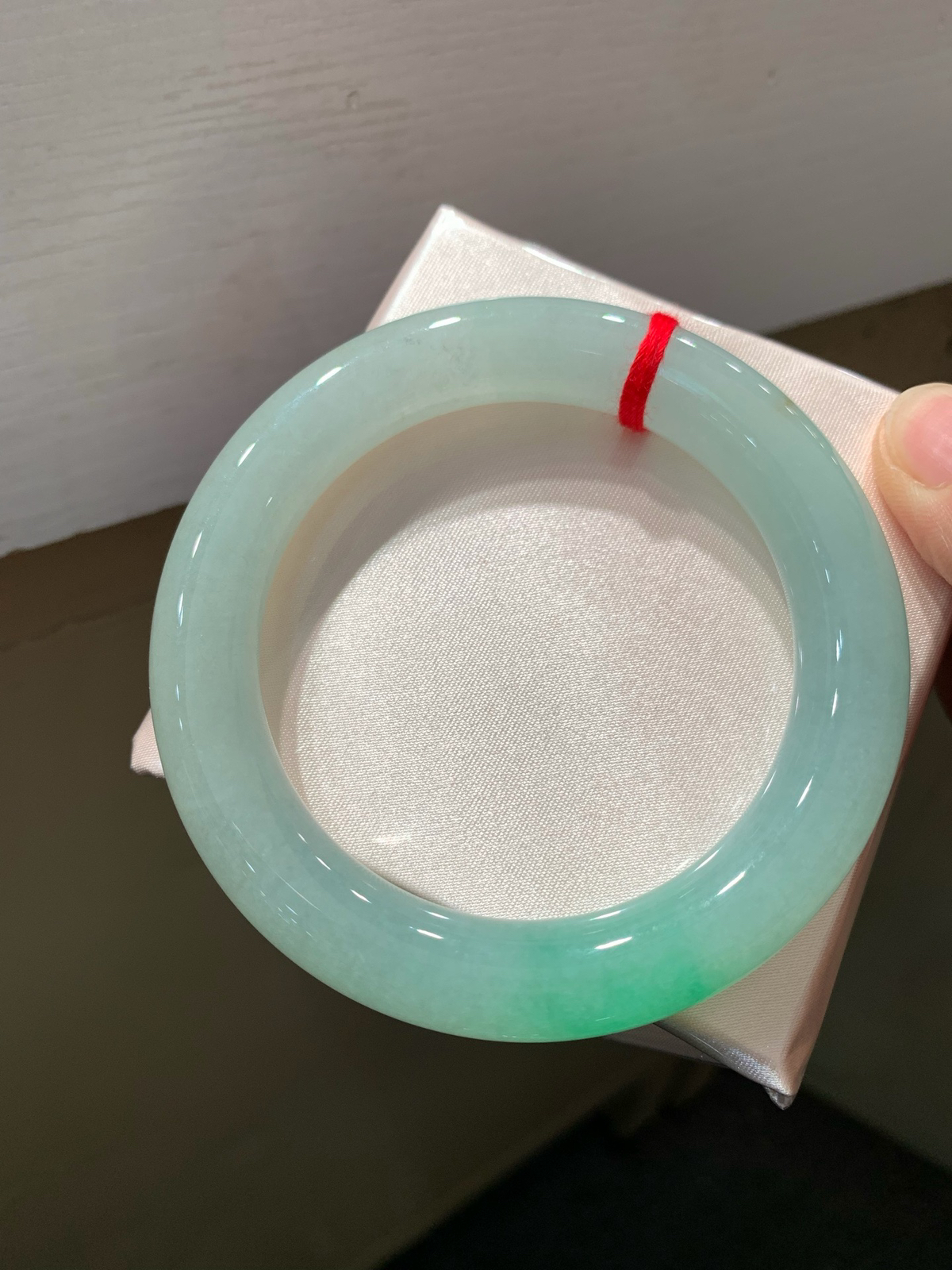 尺寸58.3/12.1，冰种圆条带色手镯
水润细腻 种老