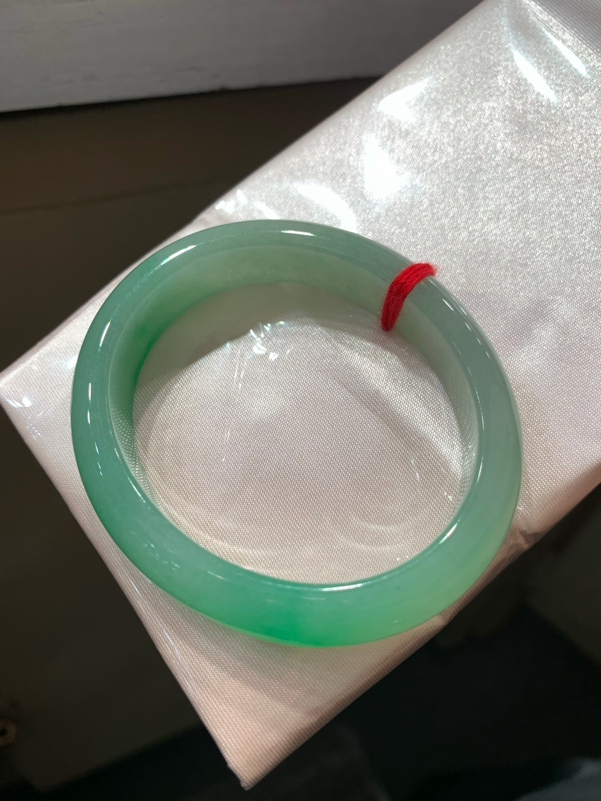 尺寸53.3/12.1/7.3，带色贵妃手镯
水润细腻 有种有色