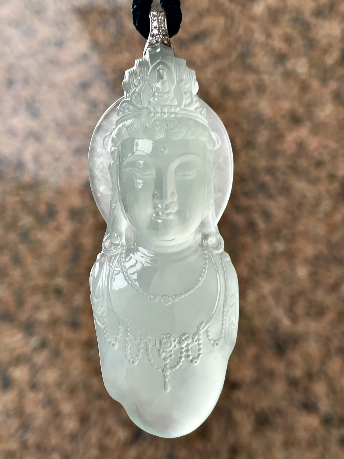 【冰种观音佛头】种水很不错，冰感明显，面部纯净，大件厚装，可以收藏的品质。18k金钻镶嵌，裸石尺寸64.7*25*13.5毫米