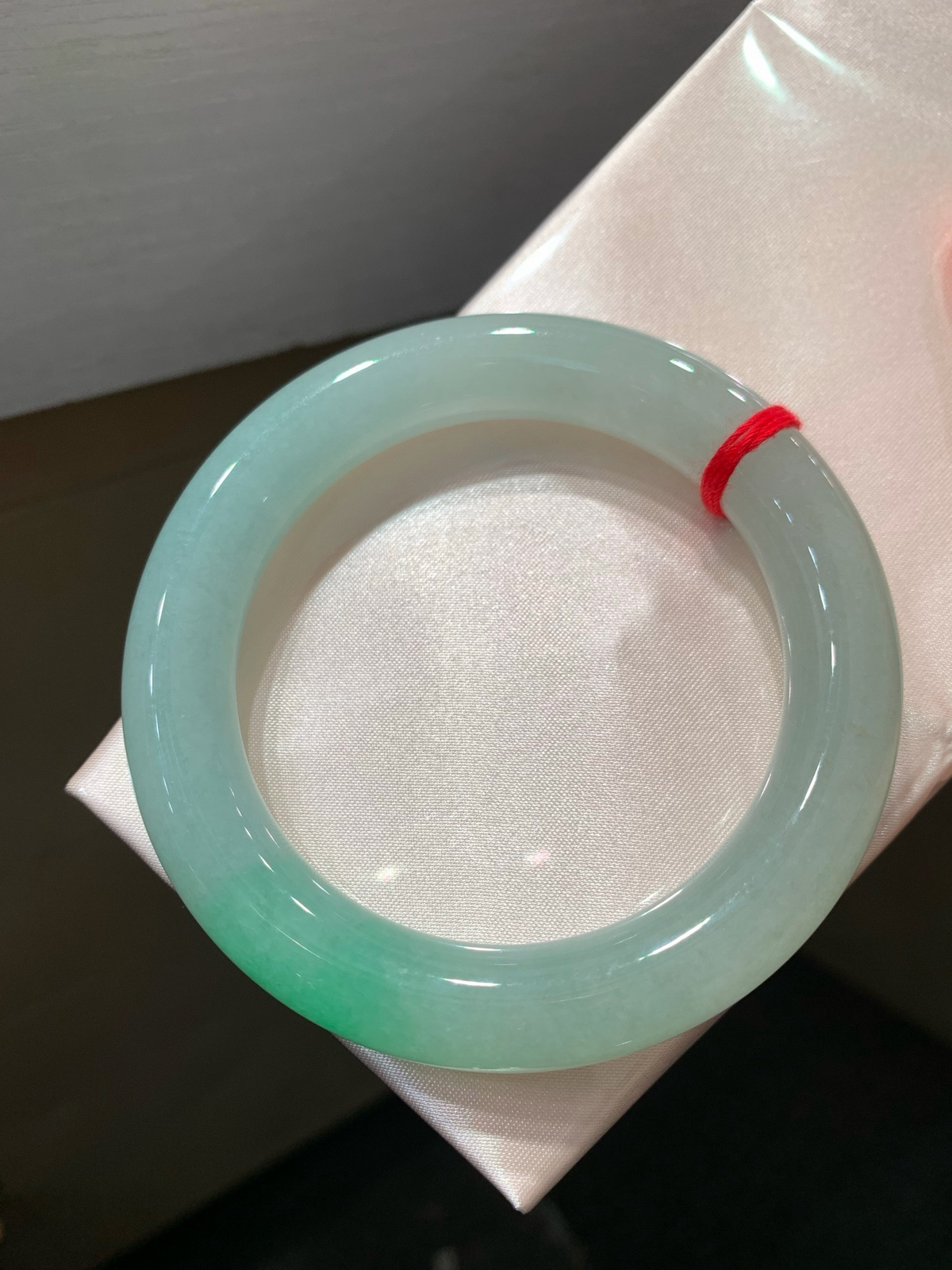 尺寸58.3/12.1，冰种圆条带色手镯
水润细腻 种老