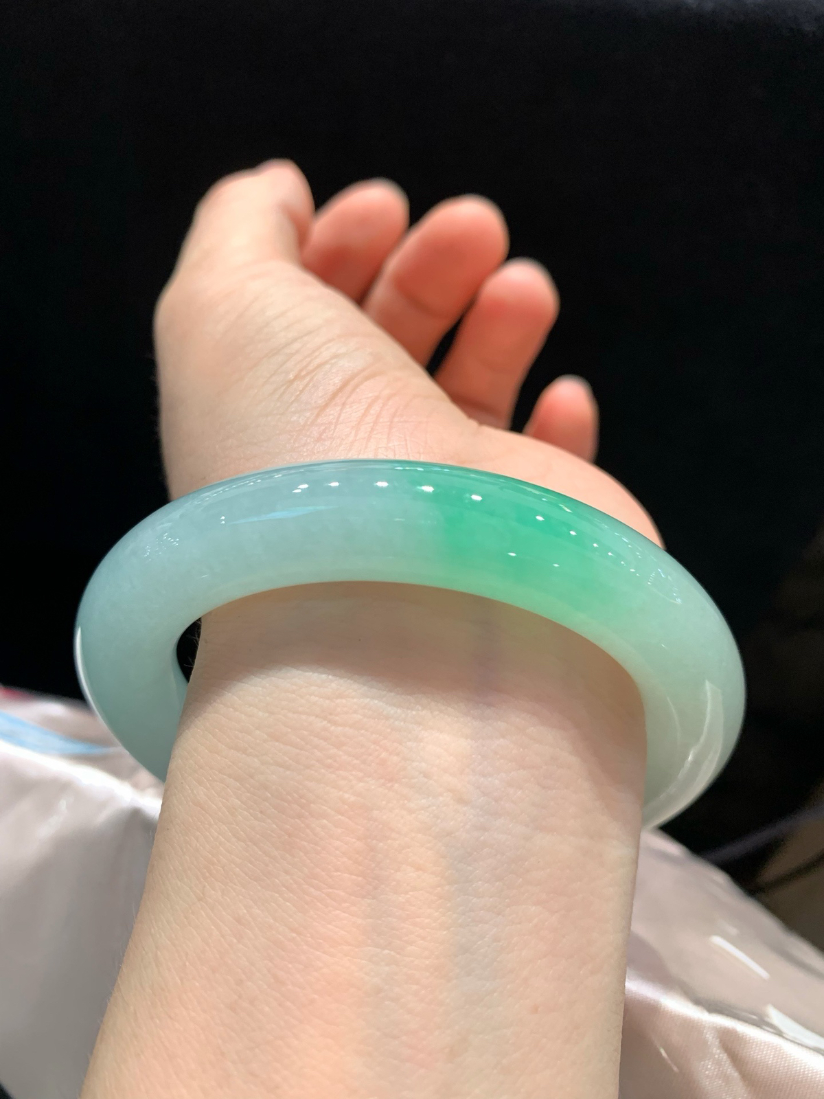尺寸58.3/12.1，冰种圆条带色手镯
水润细腻 种老