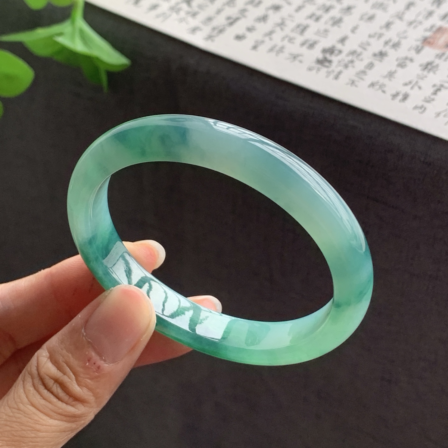 070828JM 飘绿翡翠手镯 55.6-49.6-10.8-7.2