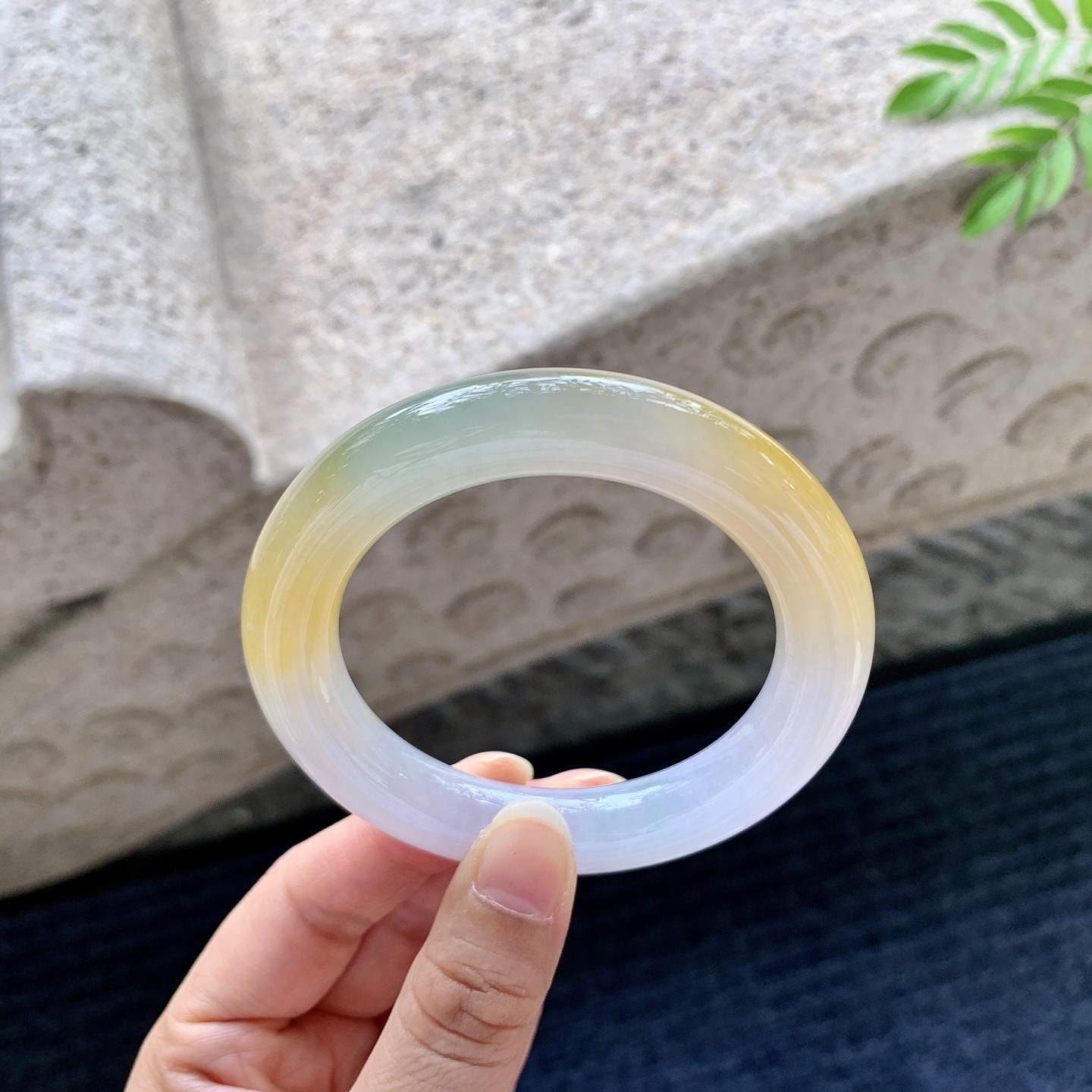 圆条53 54，圈口54.1/10.6/11，编码BA071003，描述冰糯飘黄翡，水润，种老，细腻，有纹线