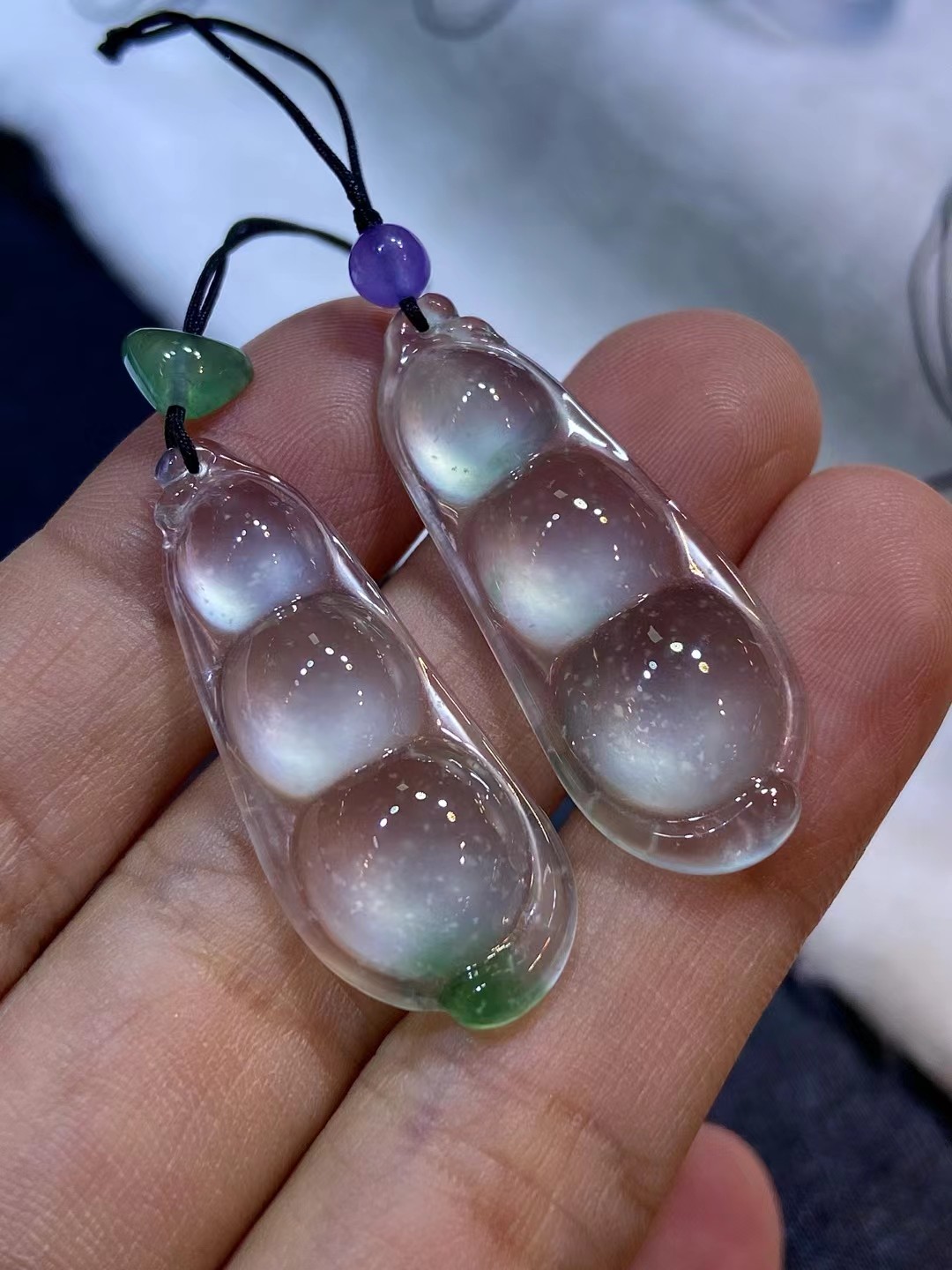 老坑飘绿豆子一对，完整冰透，起光，尺寸 34×13.5×5/34.6×13.7×5