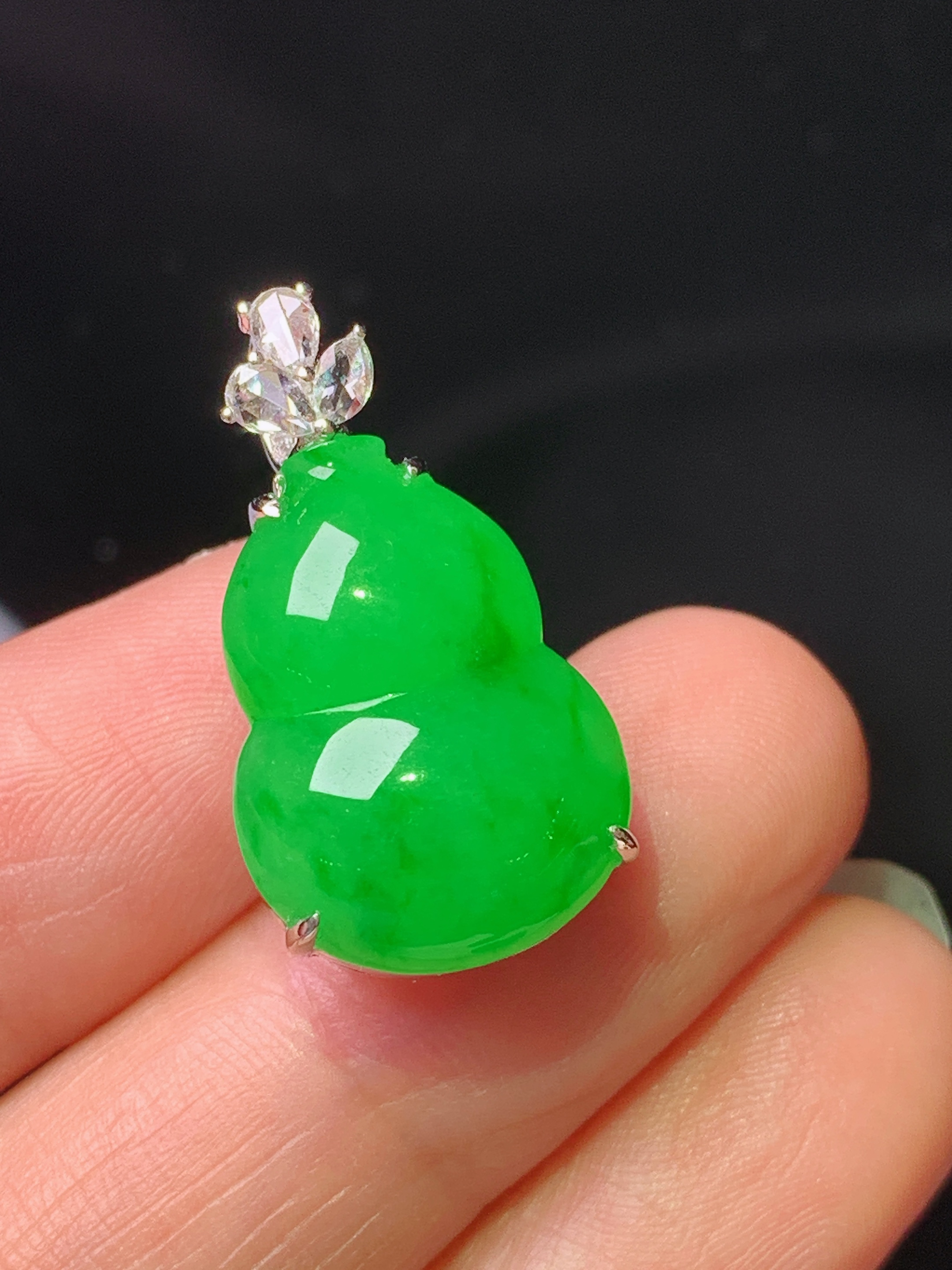 18k金钻镶嵌满绿葫芦吊坠 玉质细腻 色泽艳丽清新 整体尺寸25*13.8*11.2 f1