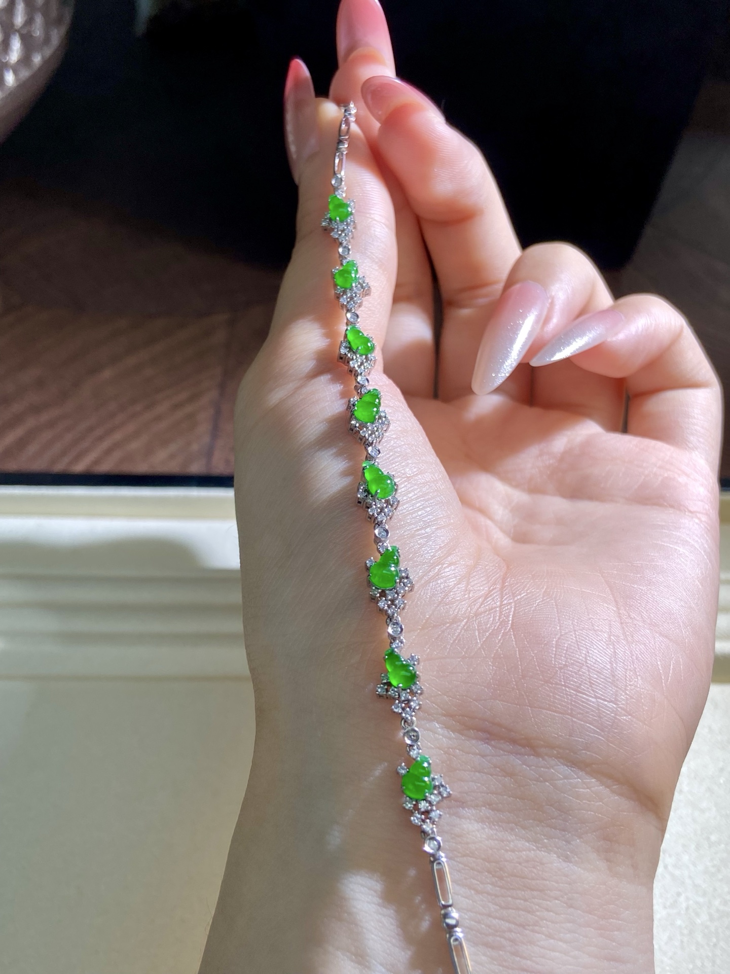 冰种阳绿葫芦手链，尺寸精致又年轻，贵气度刚刚好，把葫芦的灵气完全衬出来，上手温婉显贵：11.4-6.1-3.8，裸石：6.7-3.7-2mm