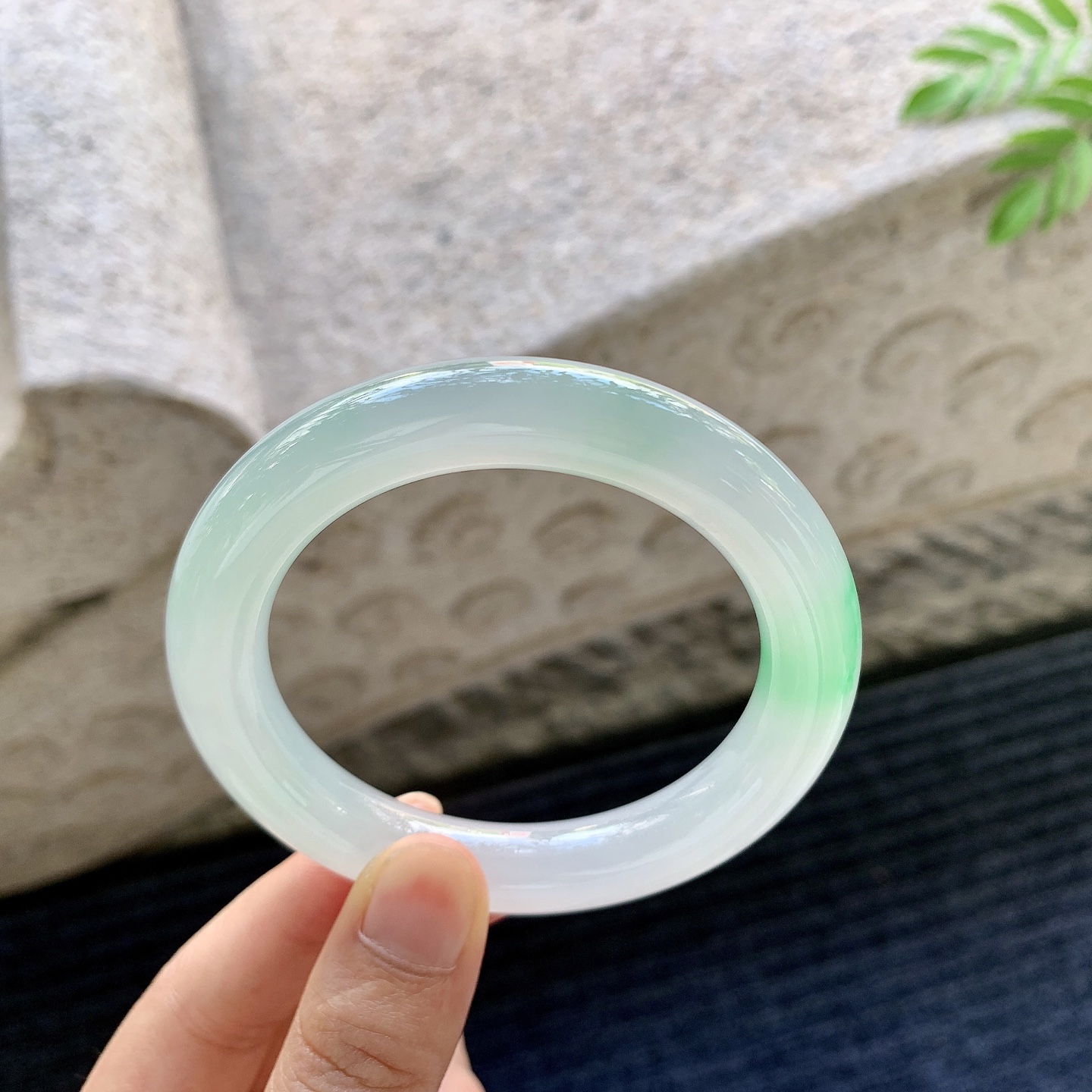 圆条54 55，冰糯飘阳绿，水润，种老，细腻，打灯有絮线