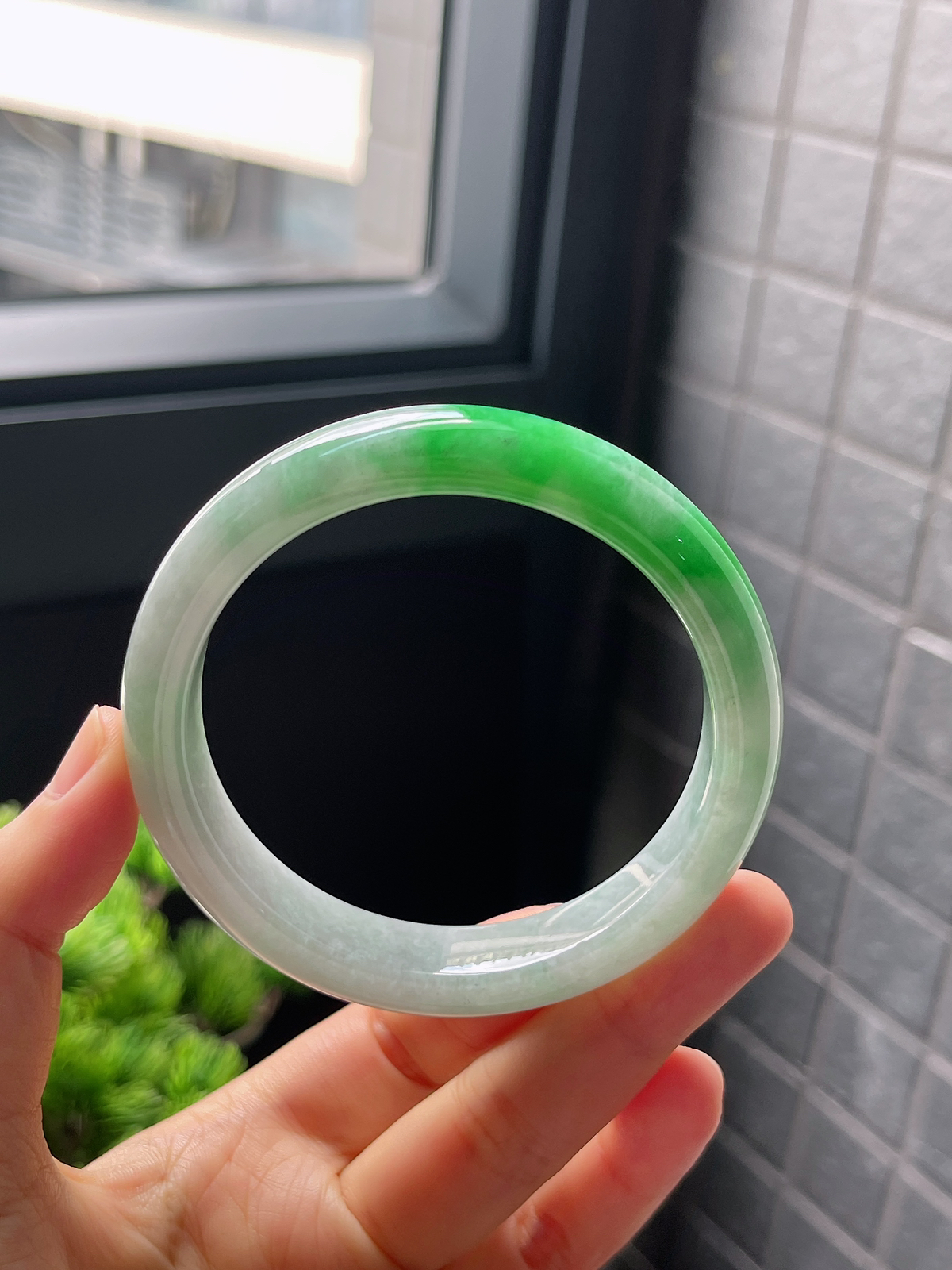 圈口58.2，糯化种飘绿阳绿飘花翡翠正圈手镯
