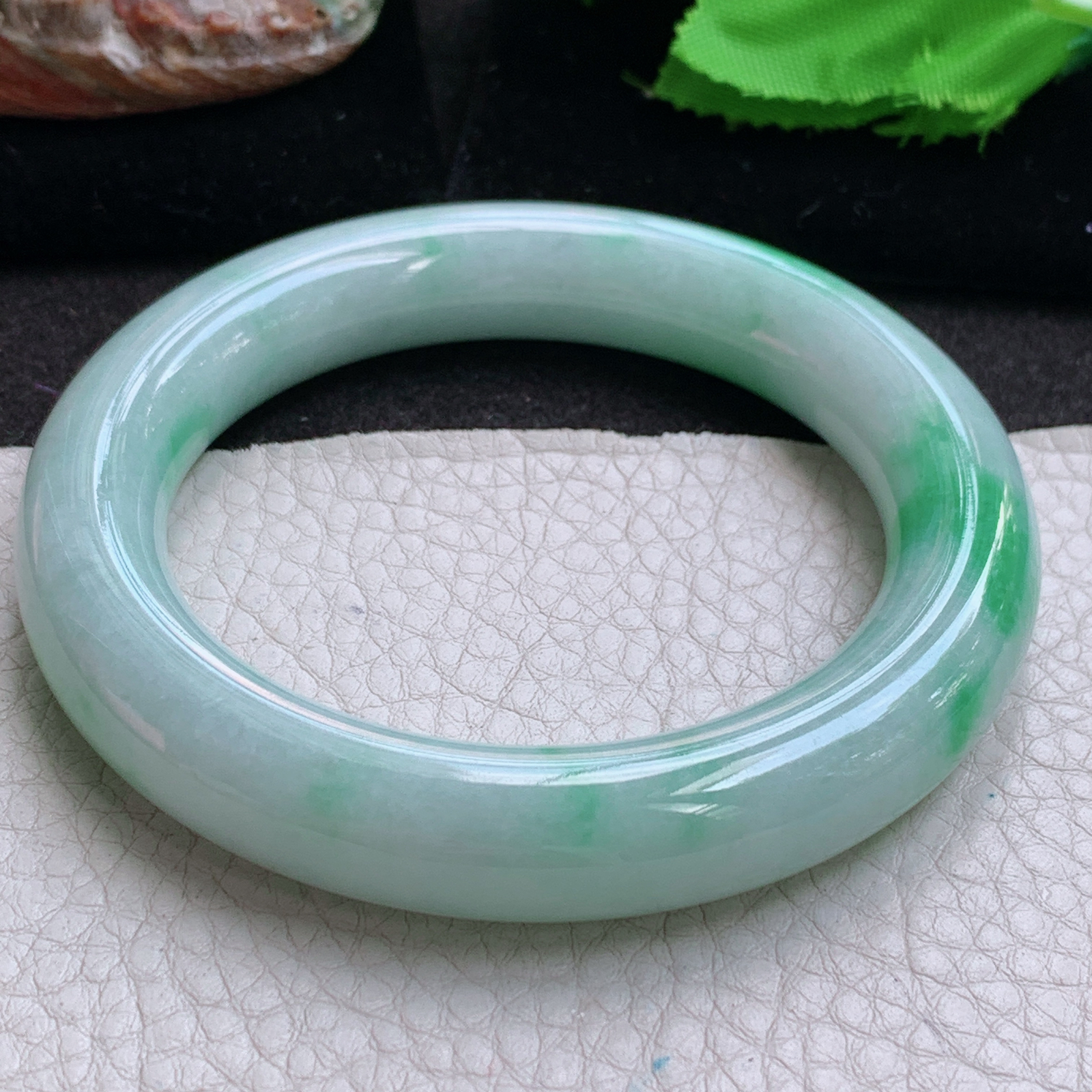 js实拍57*12胖圆镯 缅甸翡翠a货玉手镯高品质飘绿大气圆条玉手环