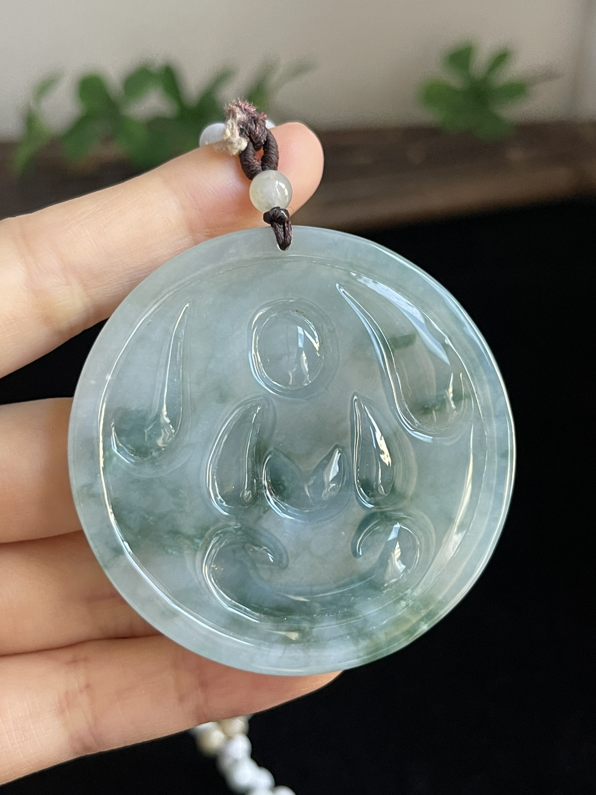 翡翠糯化种飘绿吊坠，配珠未测