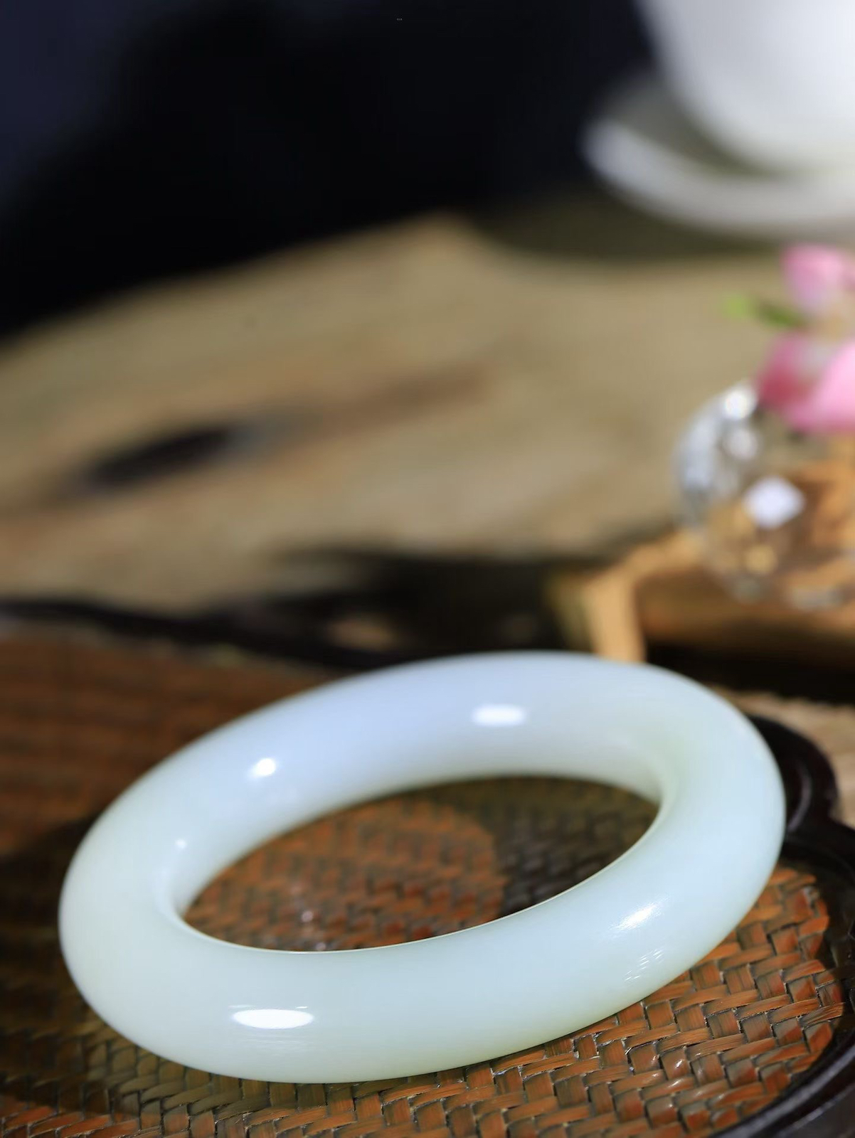 【花样年华·手镯】

精品️和田玉圆条手镯，质地油润细腻，色泽高贵典雅，镯型古朴典雅。在诗情画意的雨巷相遇，你是我腕间的一抹风情，有你眸有深情，清风荡漾湖间静水，我愿俯身低眉，在烟波涟漪处，寻你深情倩影。内径57mm尺寸14.5-13.8mm 重106.73克fDy-78602941