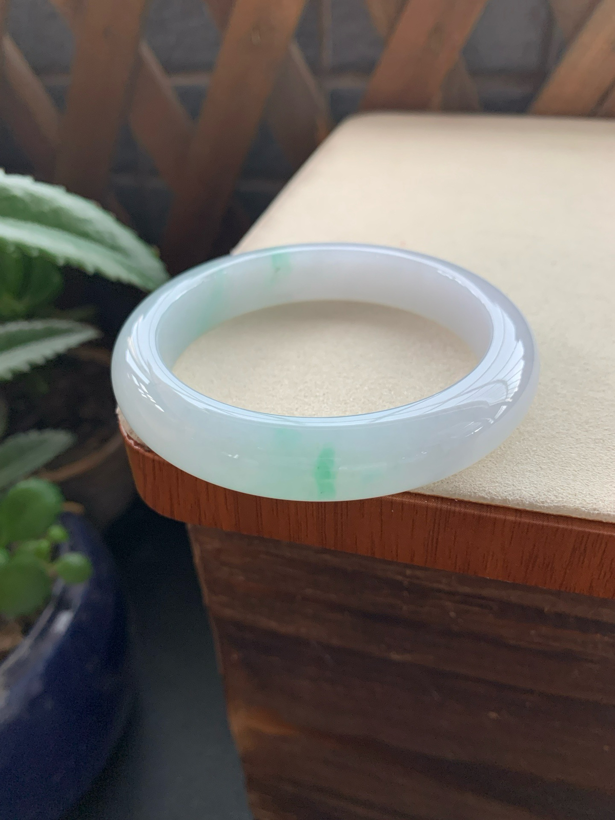 55.8圈口飘阳绿正圈手镯