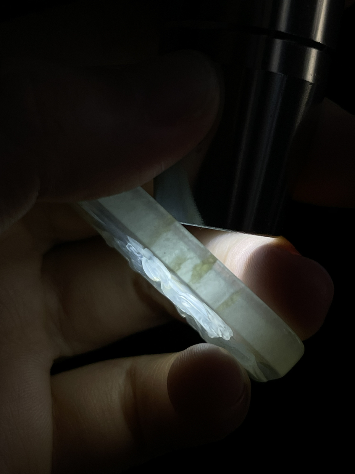 翡翠冰糯种淡黄色吊坠，配珠未测