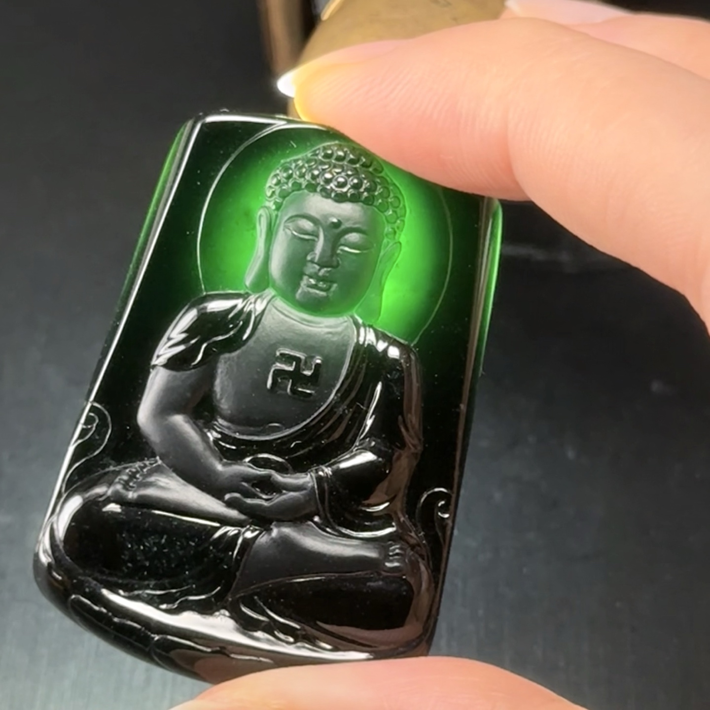 精品墨翠大日如来 种好色正 黑度极好 打灯通透 油性十足 性比超高