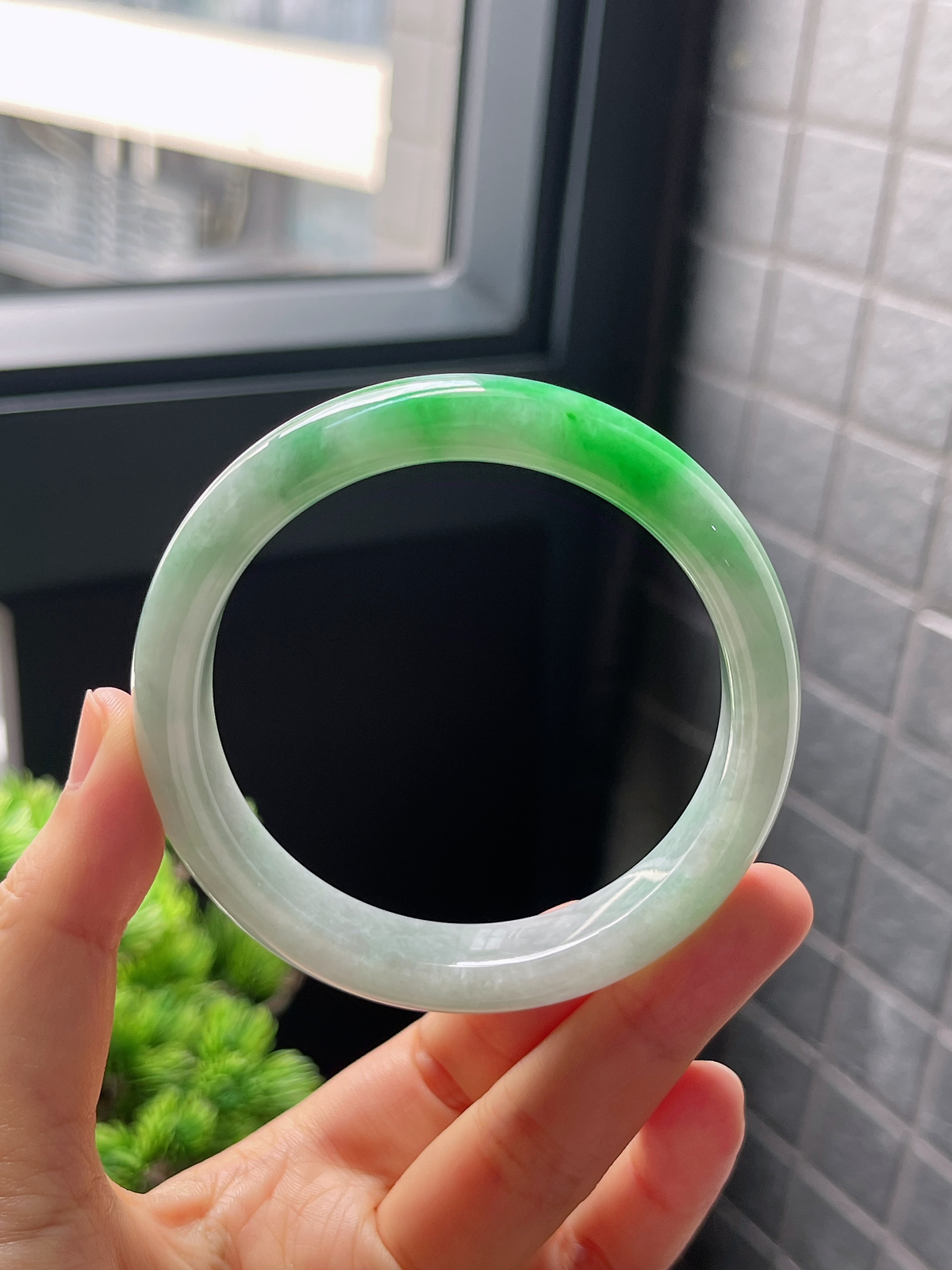 圈口58.2，糯化种飘绿阳绿飘花翡翠正圈手镯